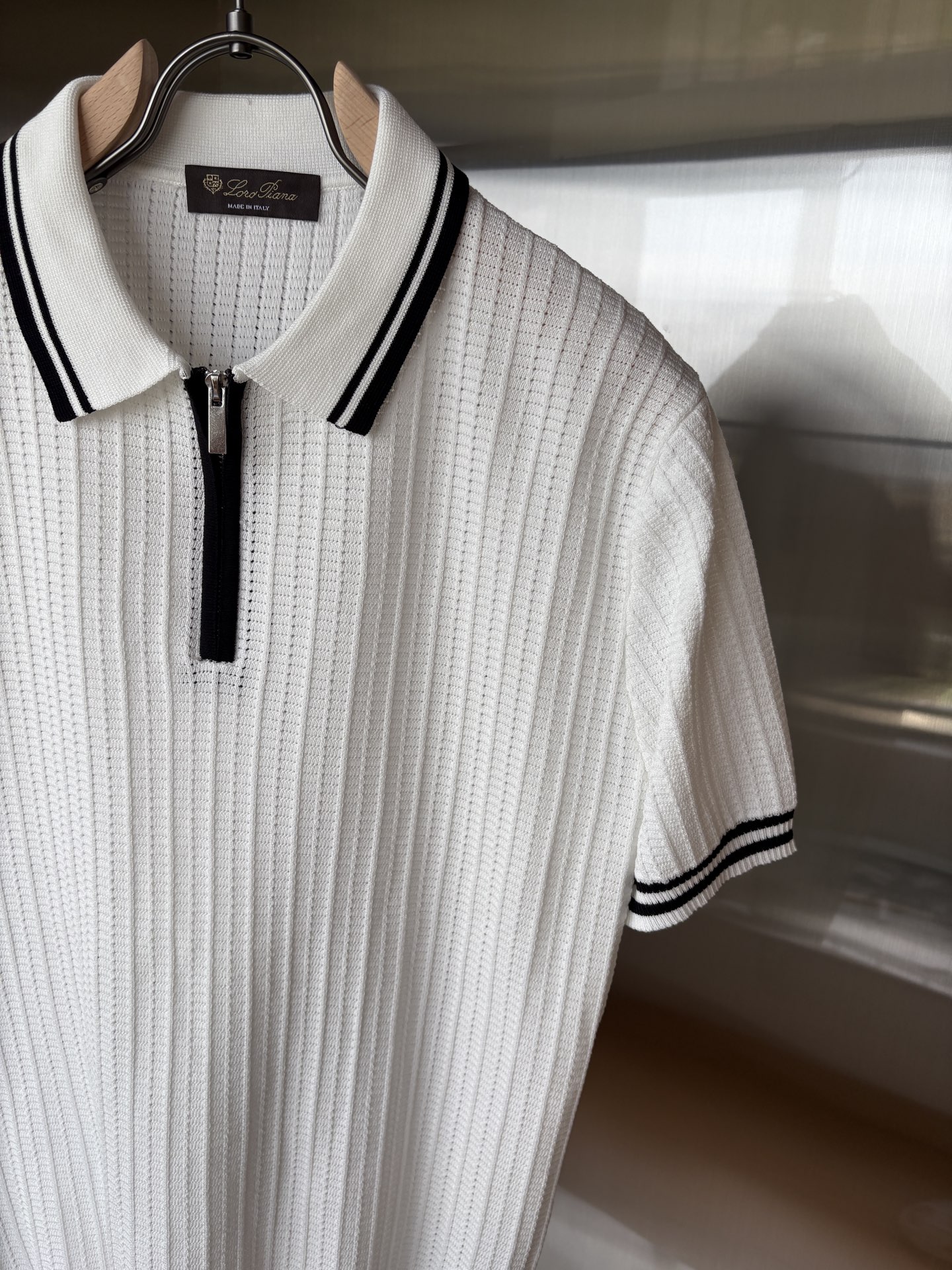 耗时王”菱形提花设计甄选超细优质纱线翻领短袖男士典藏款「耗时王」长袖针织奢雅工艺，触肤即高阶。• 匠心底