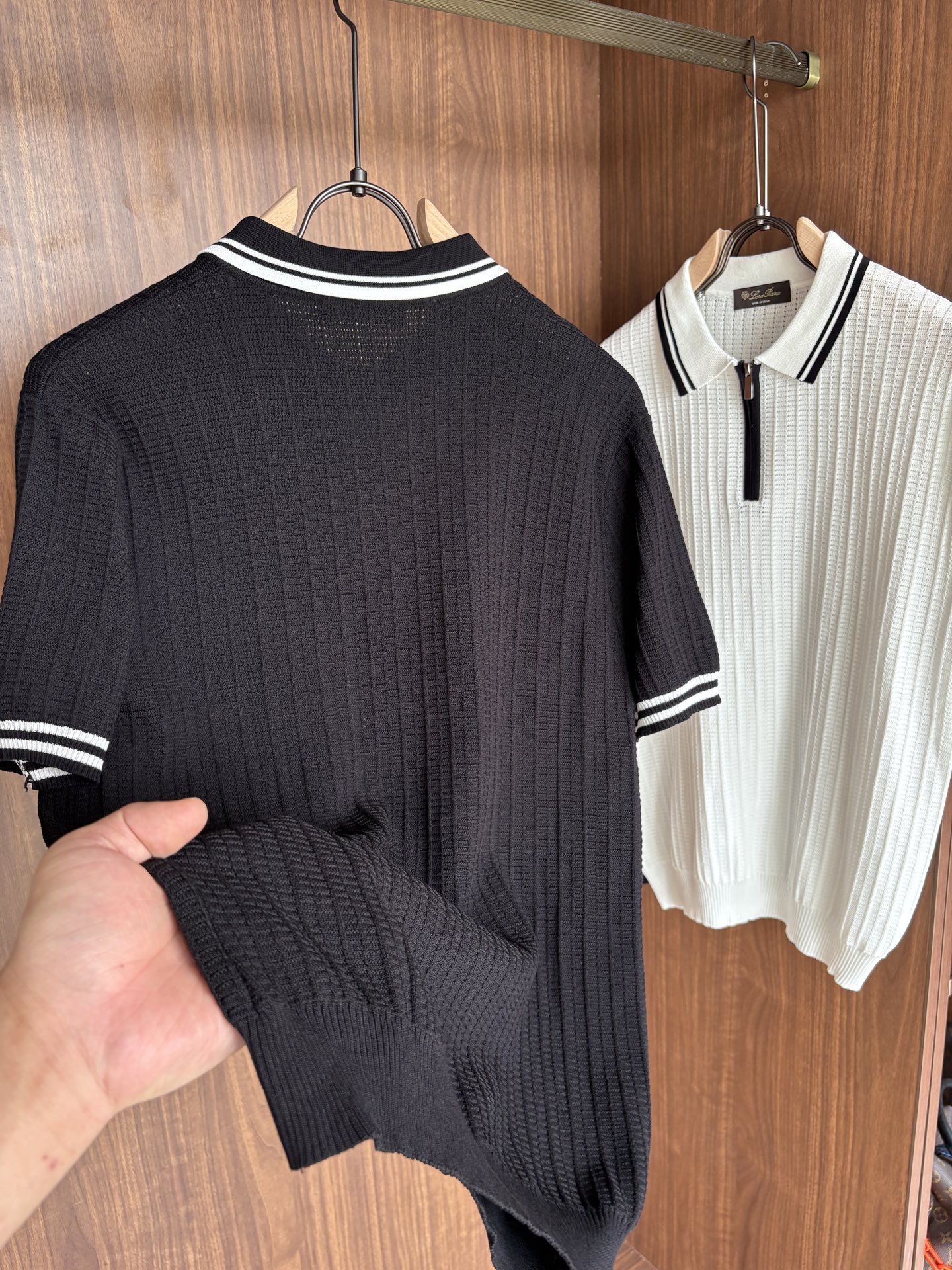 耗时王”菱形提花设计甄选超细优质纱线翻领短袖男士典藏款「耗时王」长袖针织奢雅工艺，触肤即高阶。

• 匠