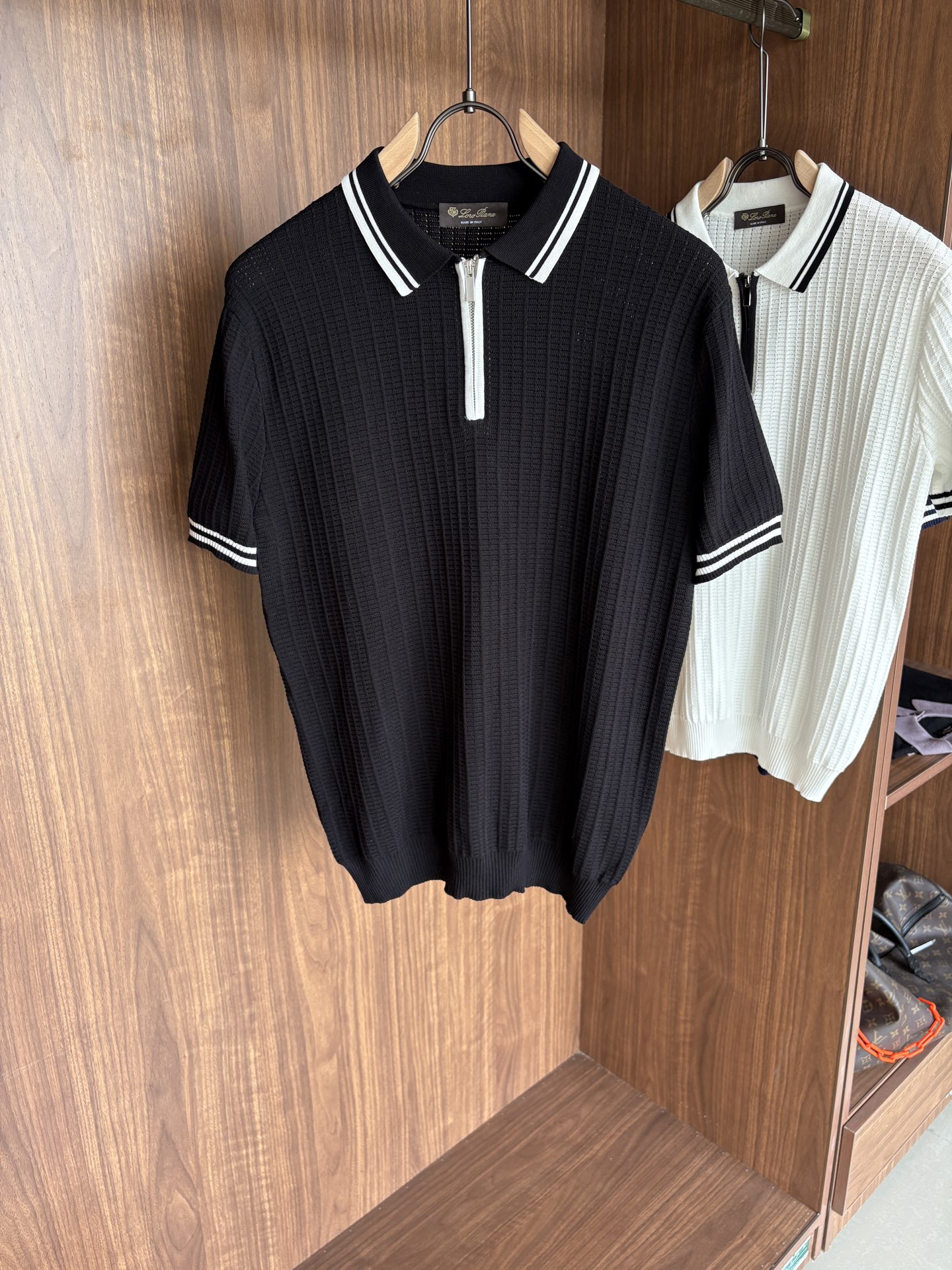 NO:513688,Time-consuming King' diamond jacquard design selects ultra-fine high-quality yarn lapel short-sleeved men's collection 'Time-consuming King' long-sleeved knitting and elegant craftsmanship, which touches the skin with high-end style. The ingenuity of diamond-shaped hollow jacquard is carved with three-dimensional diamond jacquard that takes months to carve, and the architectural aesthetic texture is weaving between warp and weft. The light and shadow penetrate through, and the gestures show low-key luxury. Classic lattice lapel long-sleeved design Simple lapel outlines neat lines, short-sleeved cut is suitable for multiple scenes - the layered suits during business meetings show elegance, casual wear reveals gentleman's taste, and the collection style never fades. The ultimate quality testimony of details Precision turning ensures that the seams are flat, the bone position is reinforced and durable and does not deform; the neckline threads have been washed and tested, and they are still as crisp as new as they wear for a long time, and every detail is a testimony of 'time-consuming'.  Code number M-3XL, T-shirt, business suit, alexander wang19860909耗时王”菱形提花设计甄选超细优质纱线翻领短袖男士典藏款「耗时王」长袖针织奢雅工艺,触肤即高阶. 匠心底蕴菱形镂空提花 耗时数月雕琢的立体菱形提花,经纬间织就建筑美学肌理,光影穿透时显隐交错,举手投足尽展低调奢华. 经典型格翻领长袖设计 简约翻领勾勒利落线条,短袖剪裁适配多场景——商务会晤时叠搭西装显儒雅,休闲时光单穿流露绅士品味,典藏款型永不褪色. 细节至臻品质见证 精密车工确保接缝平整,骨位加固耐穿不变形；领口螺纹经水洗测试,久穿仍挺括如新,每一处细节皆为「耗时」证言. 码数M-3XL,,T-shirt,business suit,alexander wang,Men's clothing