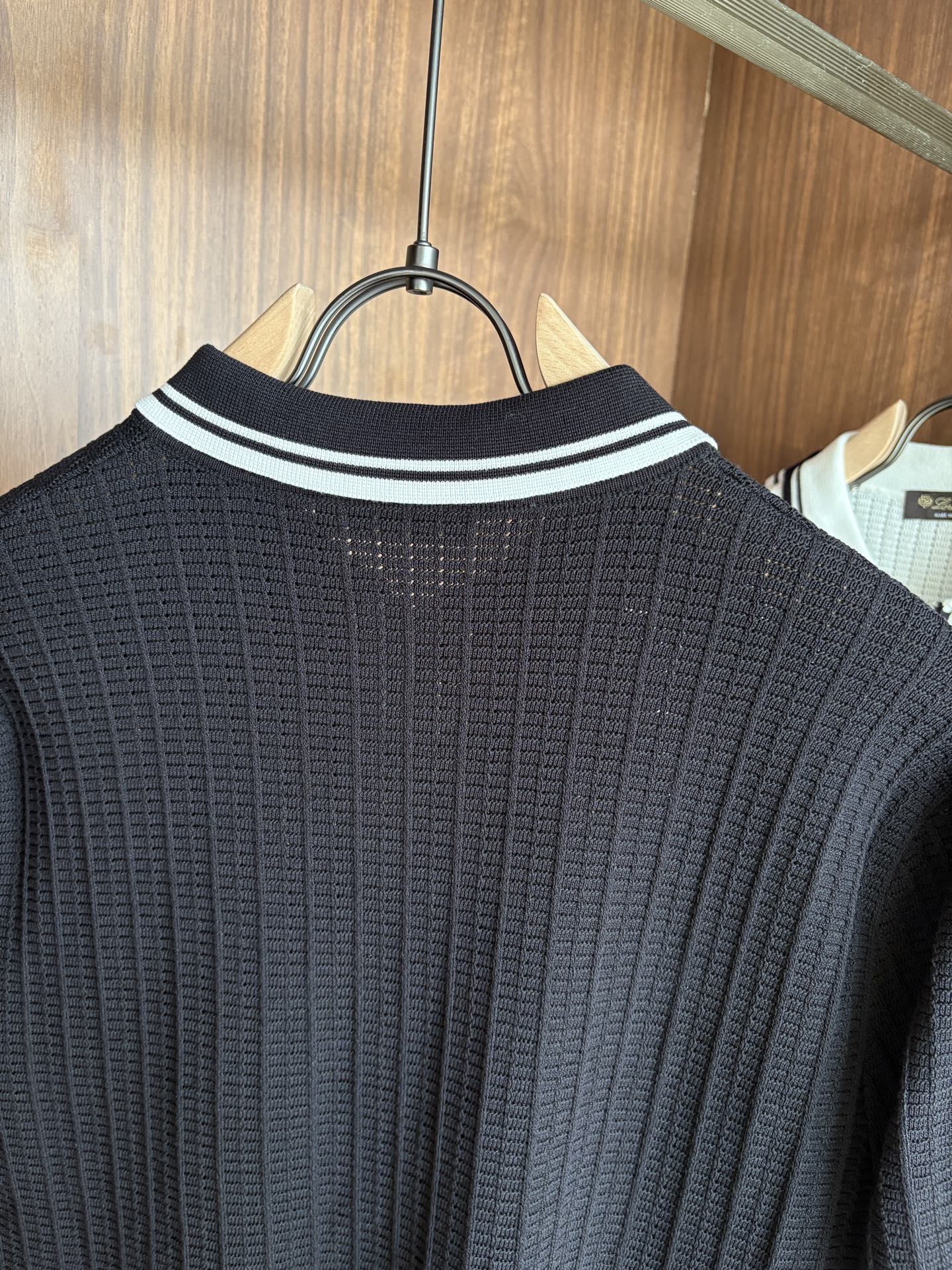 耗时王”菱形提花设计甄选超细优质纱线翻领短袖男士典藏款「耗时王」长袖针织奢雅工艺，触肤即高阶。

• 匠