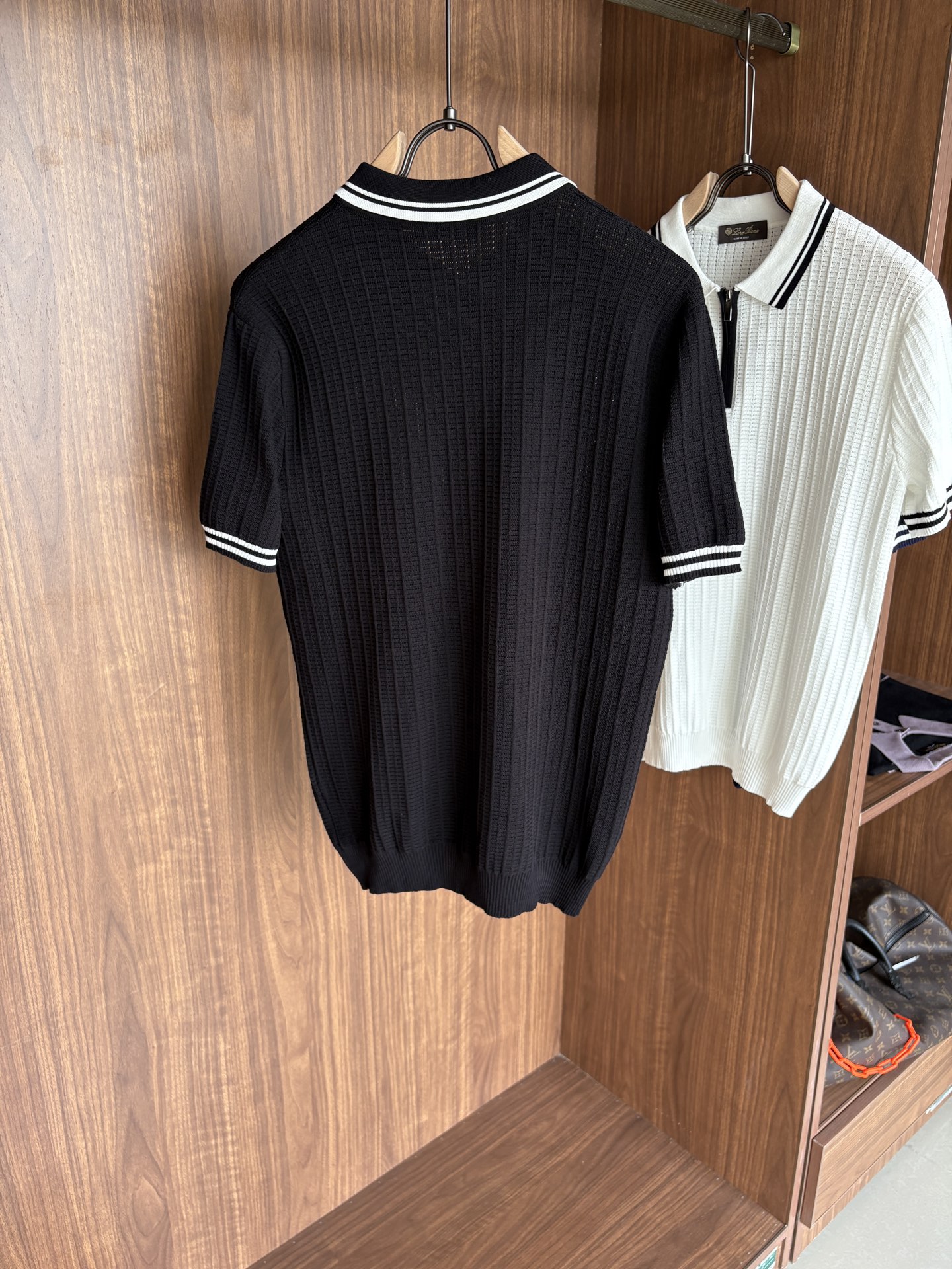 耗时王”菱形提花设计甄选超细优质纱线翻领短袖男士典藏款「耗时王」长袖针织奢雅工艺，触肤即高阶。

• 匠