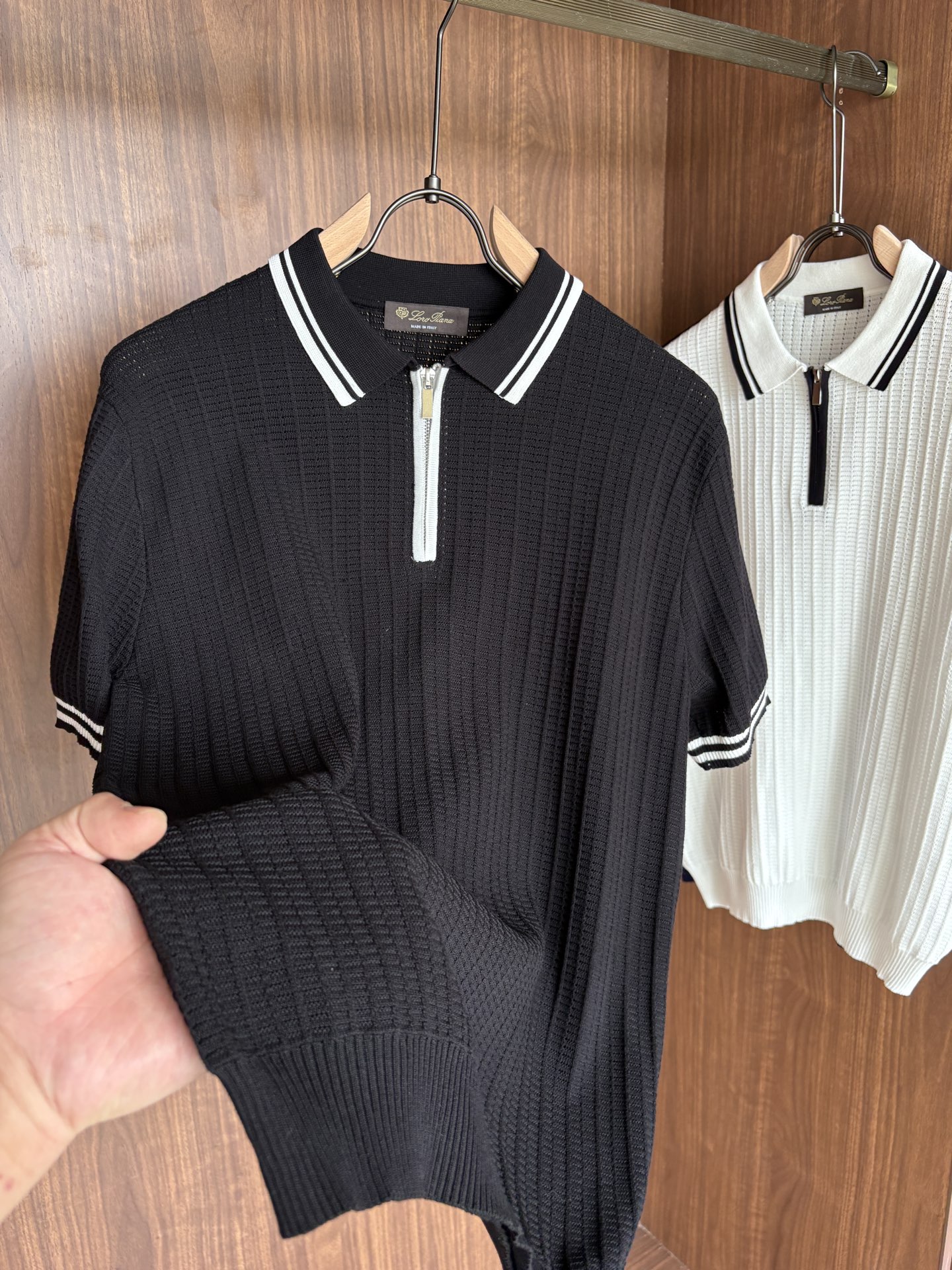 耗时王”菱形提花设计甄选超细优质纱线翻领短袖男士典藏款「耗时王」长袖针织奢雅工艺，触肤即高阶。

• 匠