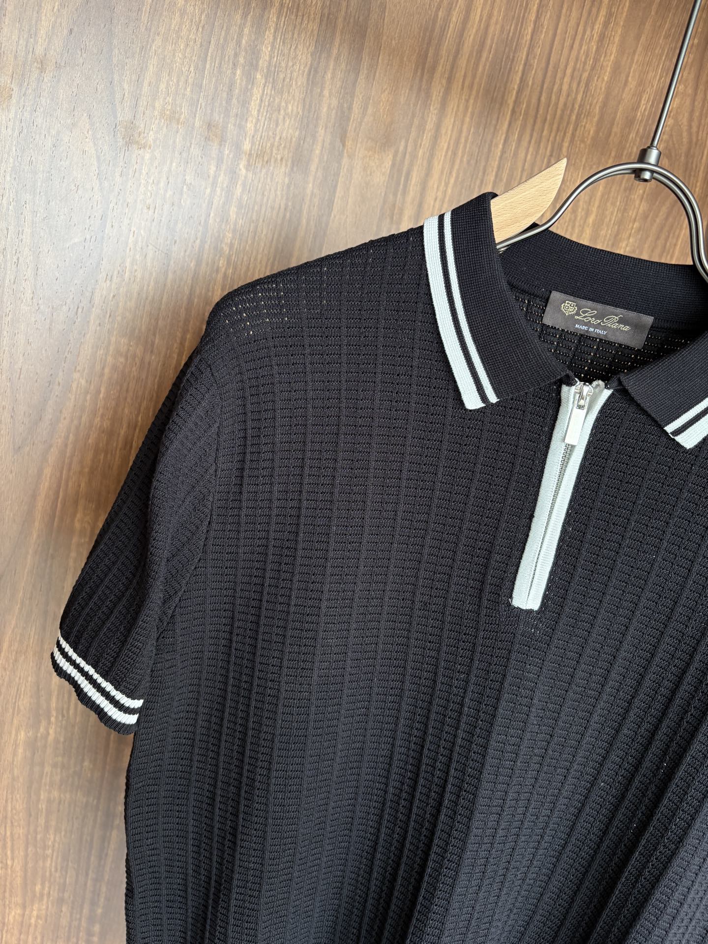 耗时王”菱形提花设计甄选超细优质纱线翻领短袖男士典藏款「耗时王」长袖针织奢雅工艺，触肤即高阶。

• 匠