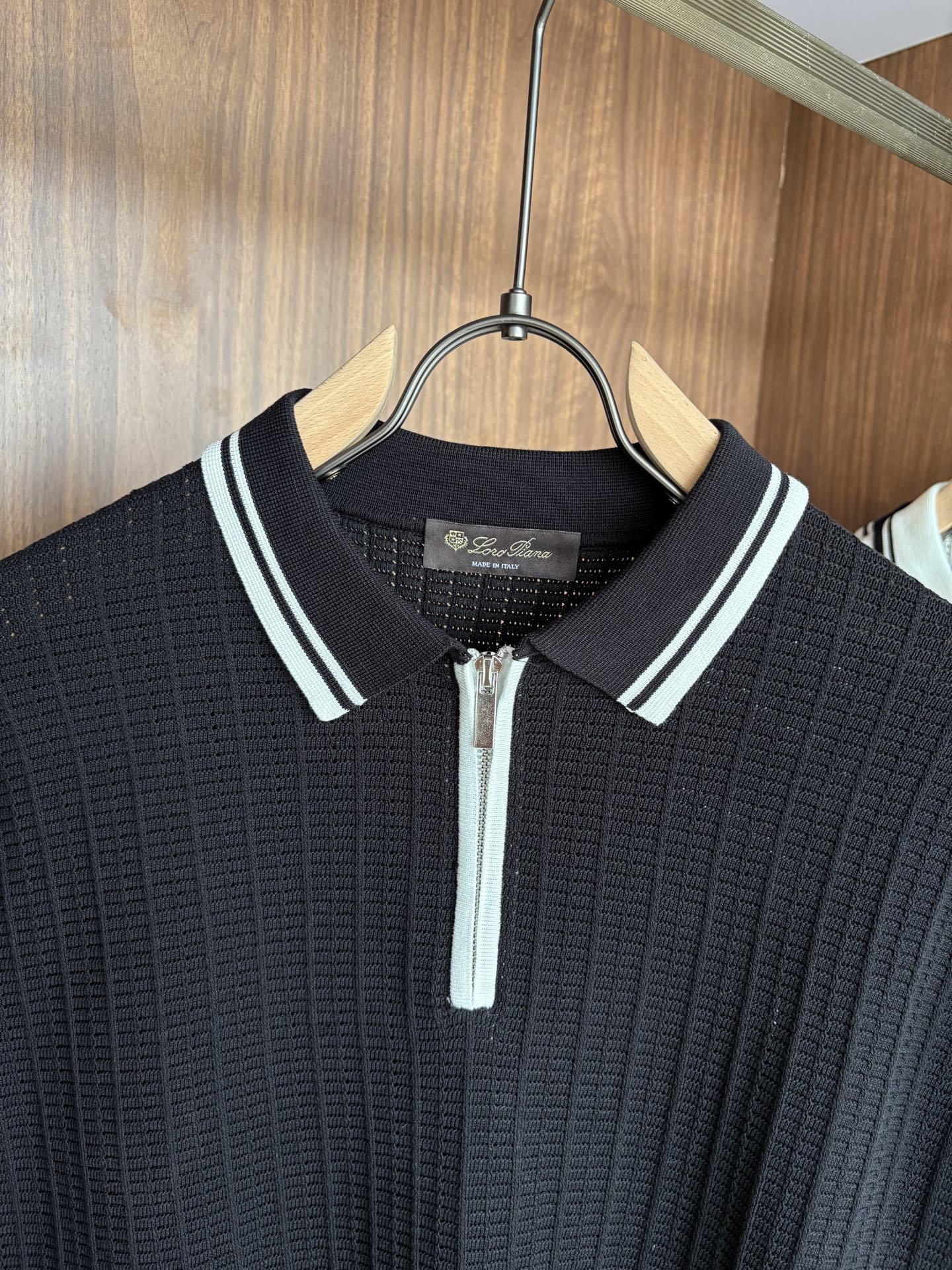 耗时王”菱形提花设计甄选超细优质纱线翻领短袖男士典藏款「耗时王」长袖针织奢雅工艺，触肤即高阶。

• 匠