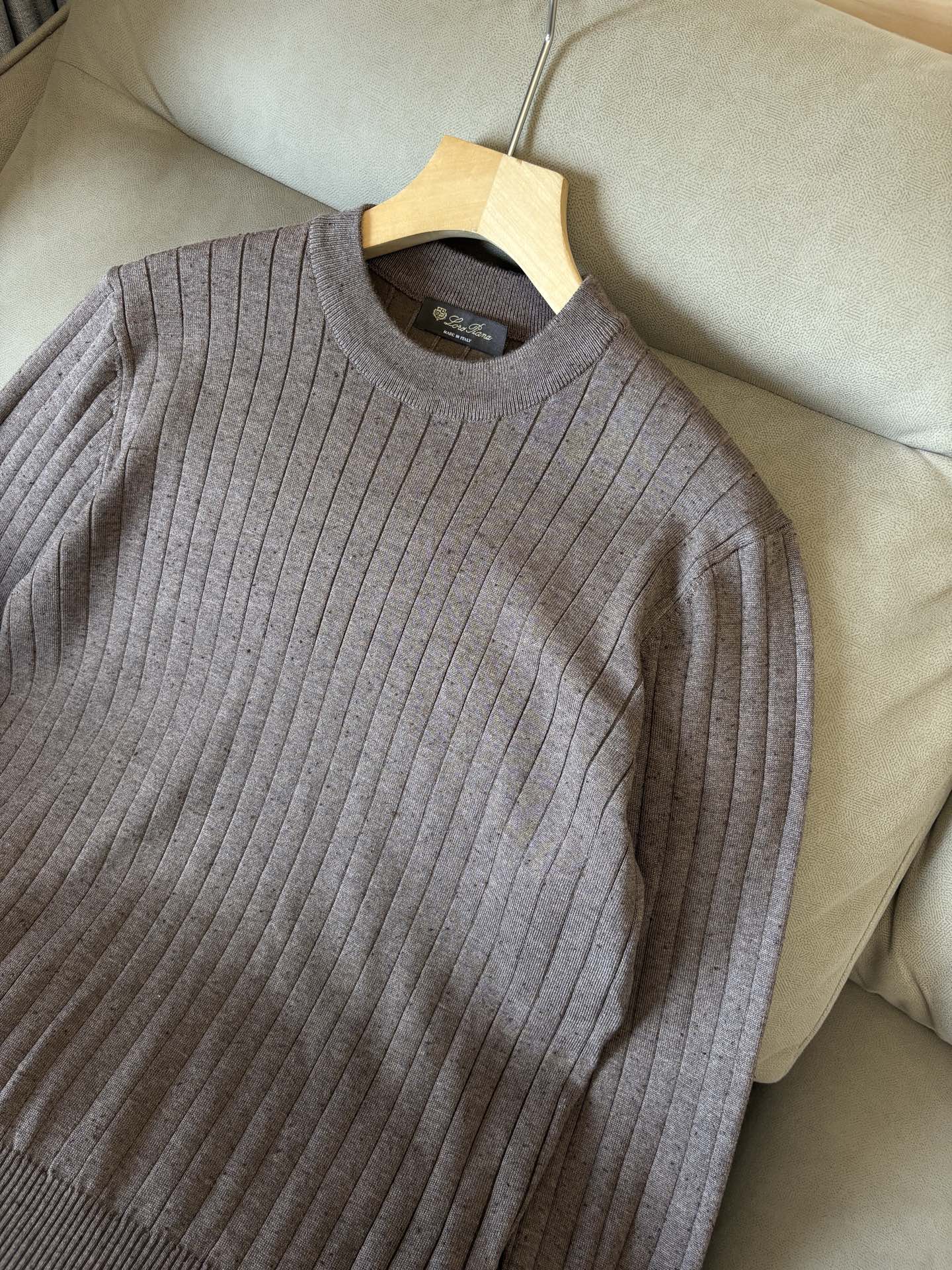 耗时王”菱形提花设计甄选超细优质纱线翻领短袖男士典藏款「耗时王」长袖针织奢雅工艺，触肤即高阶。

• 匠