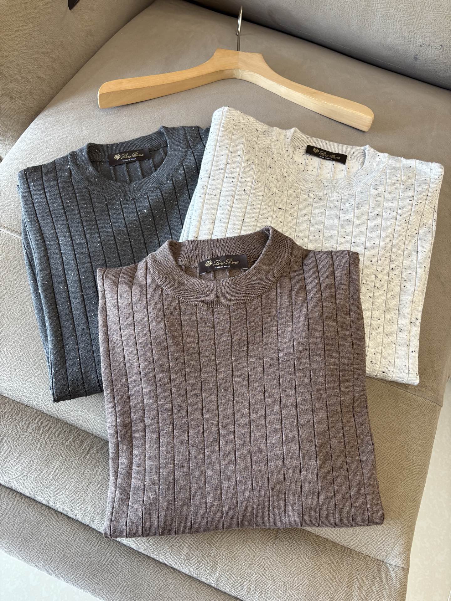 耗时王”菱形提花设计甄选超细优质纱线翻领短袖男士典藏款「耗时王」长袖针织奢雅工艺，触肤即高阶。

• 匠