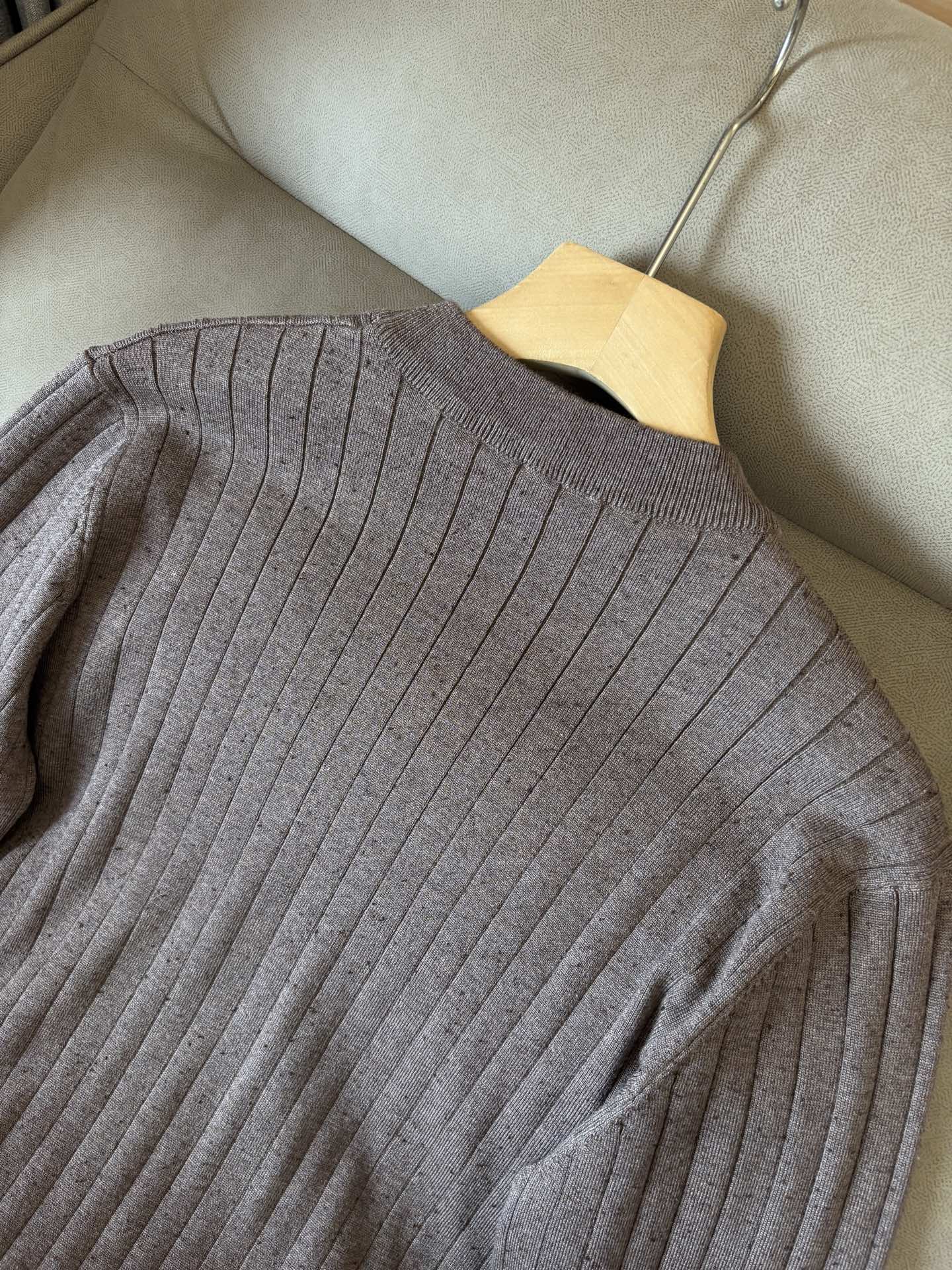 耗时王”菱形提花设计甄选超细优质纱线翻领短袖男士典藏款「耗时王」长袖针织奢雅工艺，触肤即高阶。

• 匠