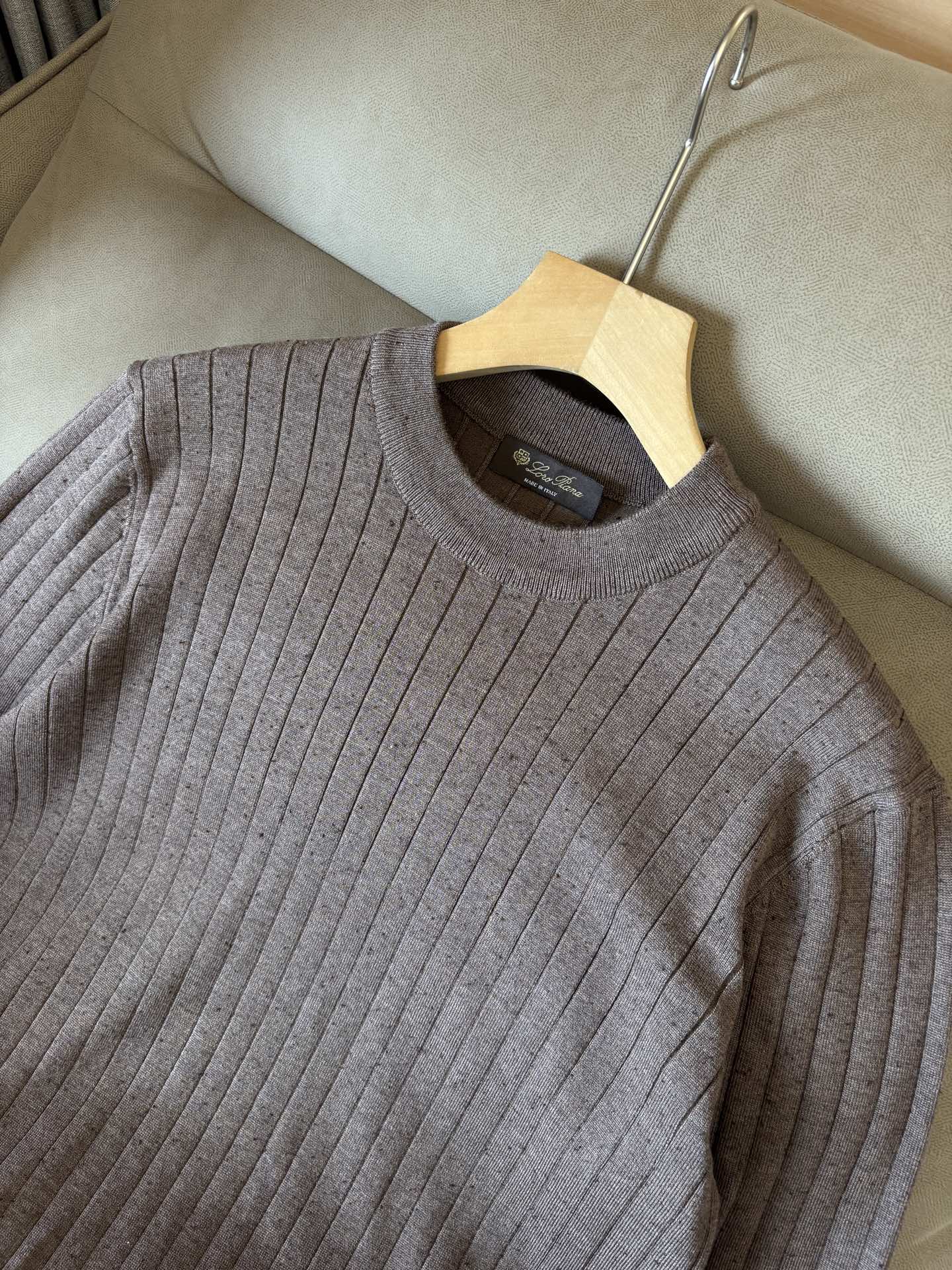 耗时王”菱形提花设计甄选超细优质纱线翻领短袖男士典藏款「耗时王」长袖针织奢雅工艺，触肤即高阶。

• 匠