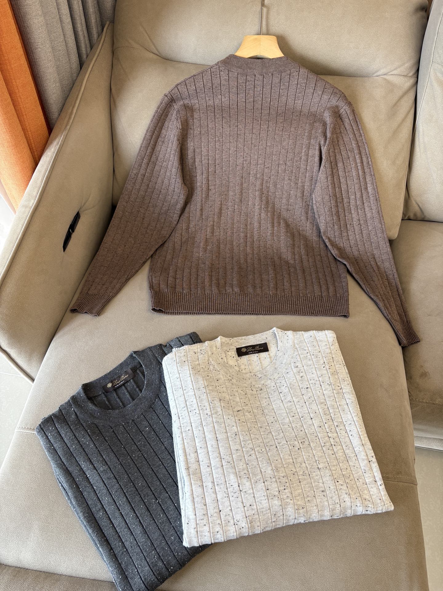 耗时王”菱形提花设计甄选超细优质纱线翻领短袖男士典藏款「耗时王」长袖针织奢雅工艺，触肤即高阶。

• 匠