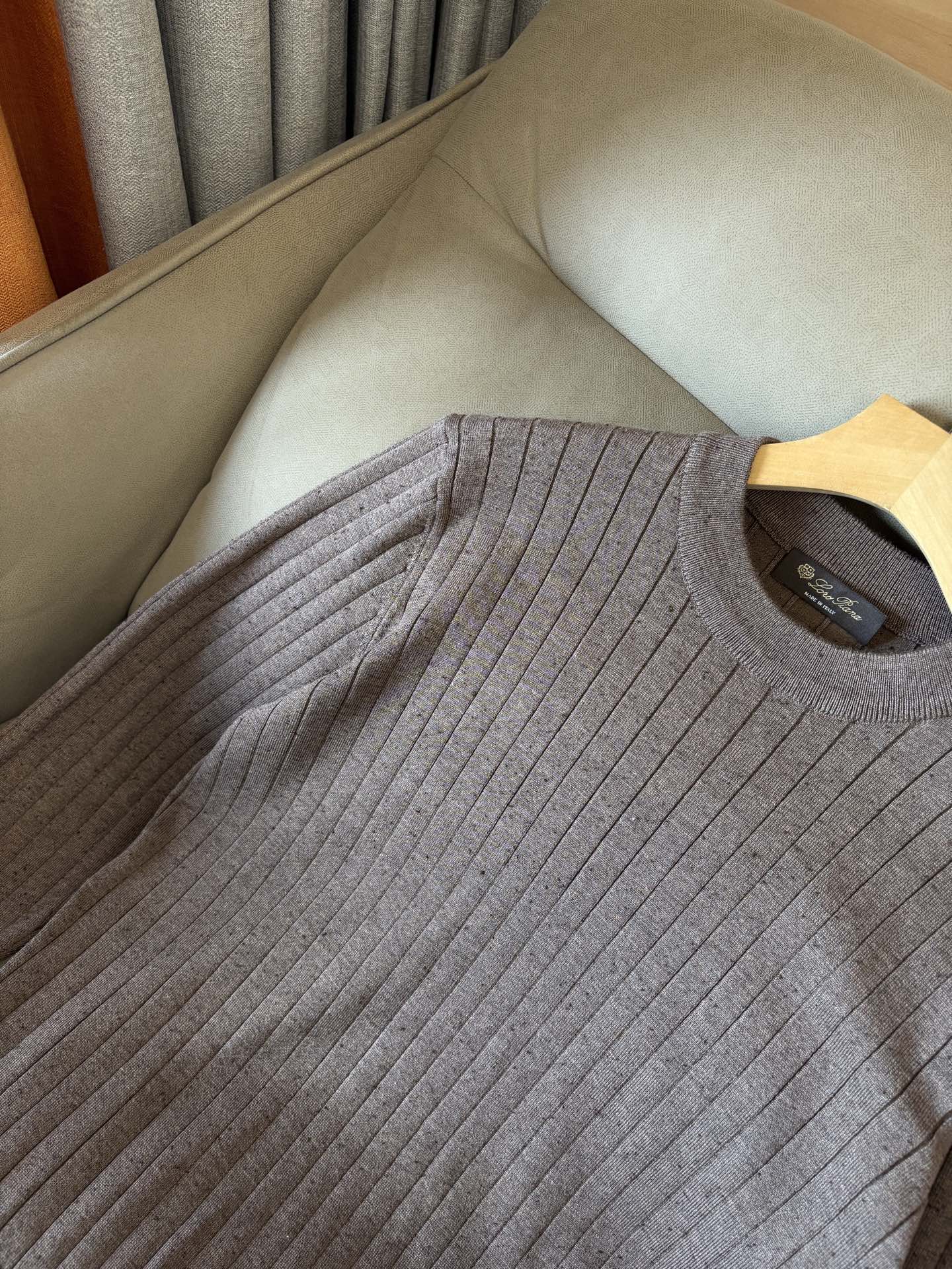 耗时王”菱形提花设计甄选超细优质纱线翻领短袖男士典藏款「耗时王」长袖针织奢雅工艺，触肤即高阶。

• 匠