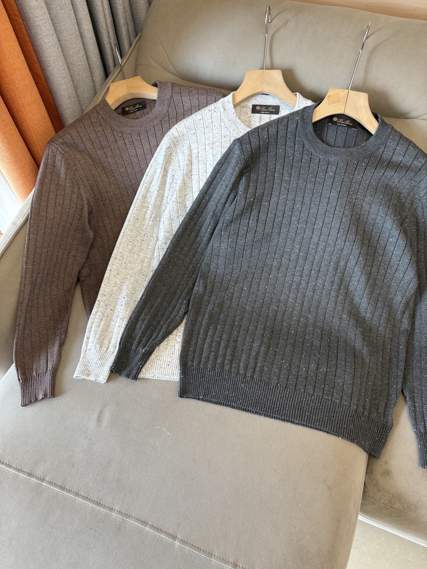 耗时王”菱形提花设计甄选超细优质纱线翻领短袖男士典藏款「耗时王」长袖针织奢雅工艺，触肤即高阶。

• 匠