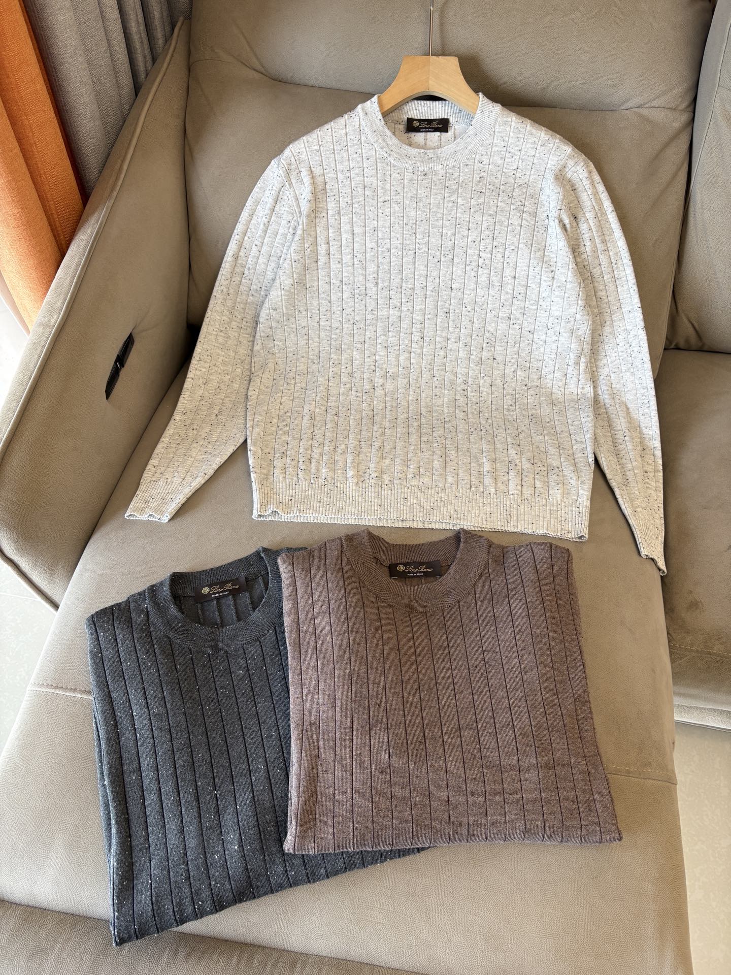 耗时王”菱形提花设计甄选超细优质纱线翻领短袖男士典藏款「耗时王」长袖针织奢雅工艺，触肤即高阶。

• 匠