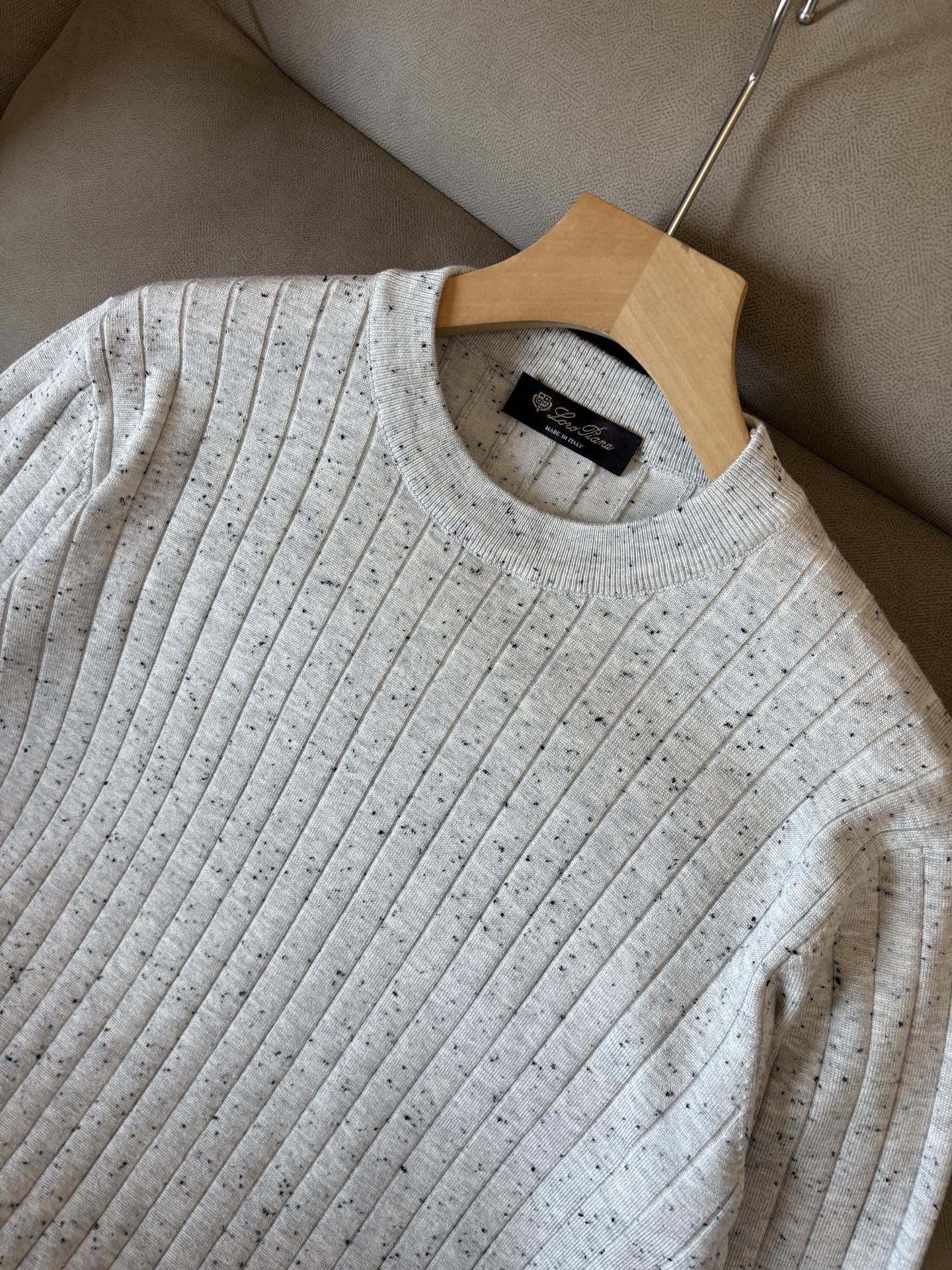 耗时王”菱形提花设计甄选超细优质纱线翻领短袖男士典藏款「耗时王」长袖针织奢雅工艺，触肤即高阶。

• 匠