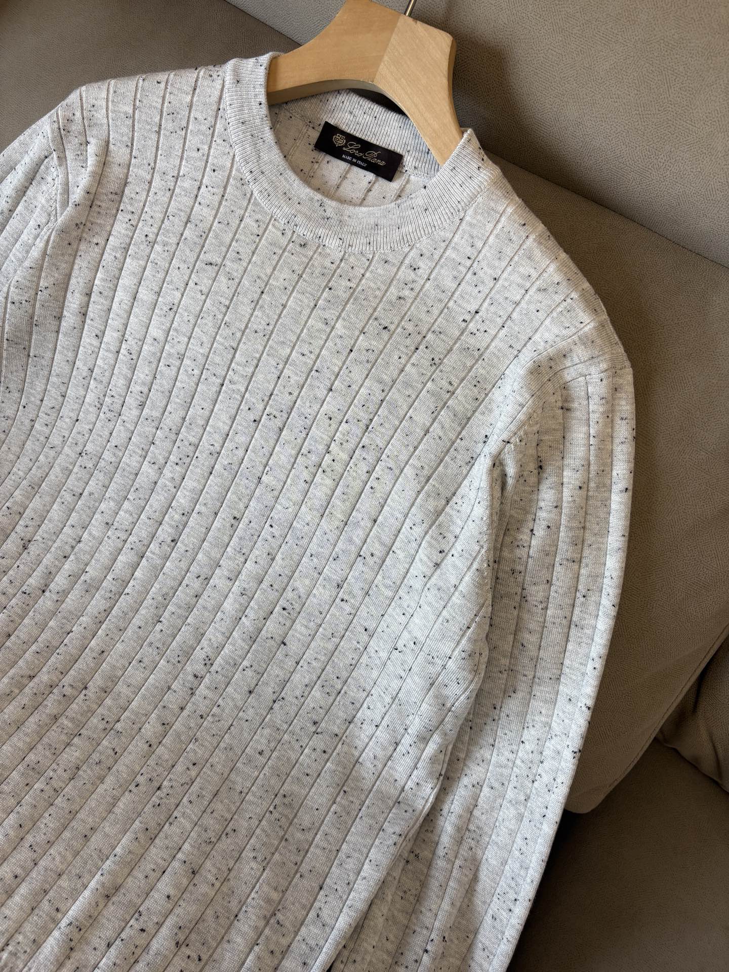 耗时王”菱形提花设计甄选超细优质纱线翻领短袖男士典藏款「耗时王」长袖针织奢雅工艺，触肤即高阶。

• 匠