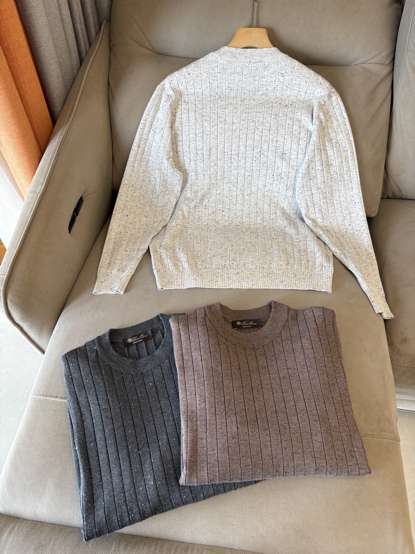 耗时王”菱形提花设计甄选超细优质纱线翻领短袖男士典藏款「耗时王」长袖针织奢雅工艺，触肤即高阶。

• 匠