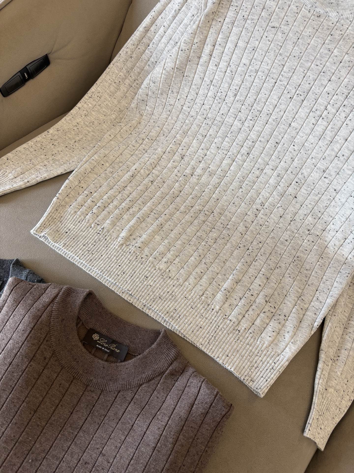 耗时王”菱形提花设计甄选超细优质纱线翻领短袖男士典藏款「耗时王」长袖针织奢雅工艺，触肤即高阶。

• 匠