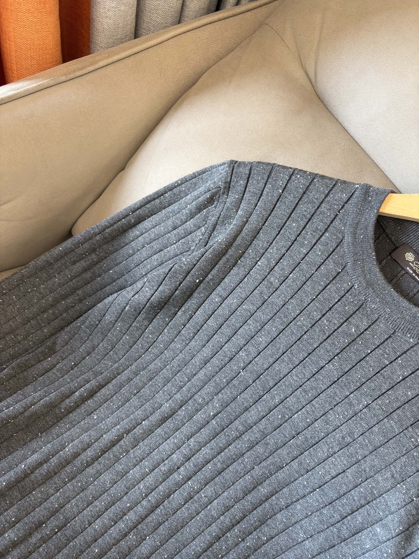 耗时王”菱形提花设计甄选超细优质纱线翻领短袖男士典藏款「耗时王」长袖针织奢雅工艺，触肤即高阶。

• 匠