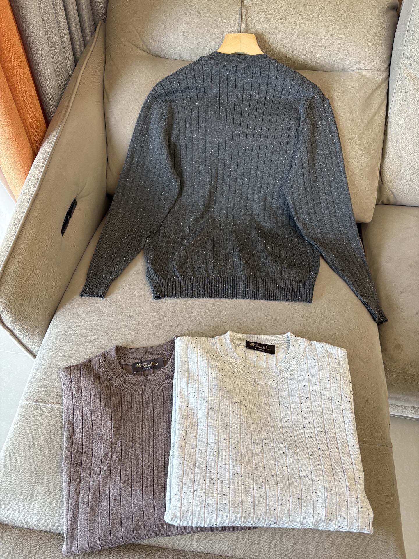 耗时王”菱形提花设计甄选超细优质纱线翻领短袖男士典藏款「耗时王」长袖针织奢雅工艺，触肤即高阶。

• 匠