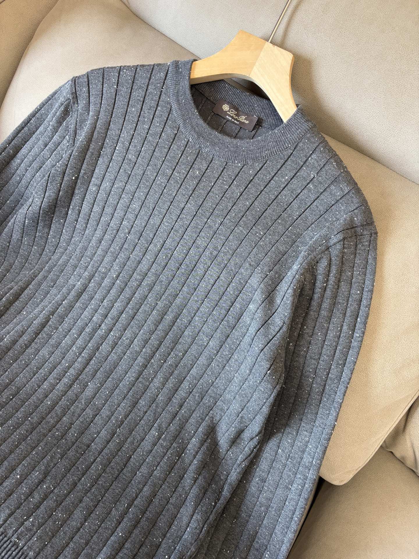 耗时王”菱形提花设计甄选超细优质纱线翻领短袖男士典藏款「耗时王」长袖针织奢雅工艺，触肤即高阶。

• 匠