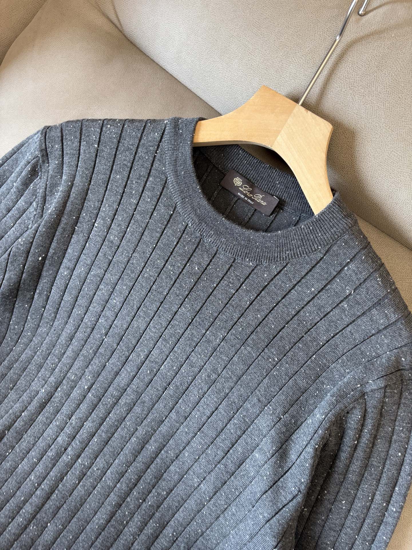 耗时王”菱形提花设计甄选超细优质纱线翻领短袖男士典藏款「耗时王」长袖针织奢雅工艺，触肤即高阶。

• 匠