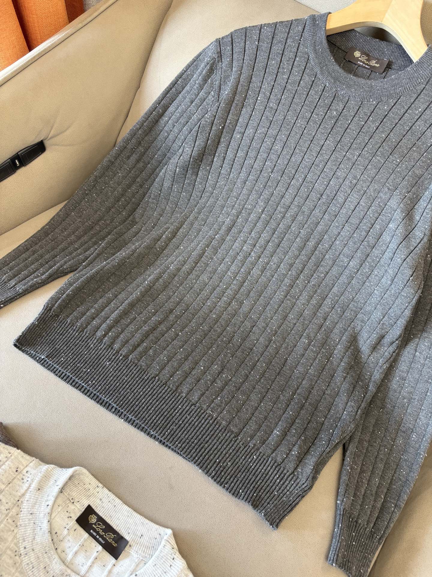 耗时王”菱形提花设计甄选超细优质纱线翻领短袖男士典藏款「耗时王」长袖针织奢雅工艺，触肤即高阶。

• 匠