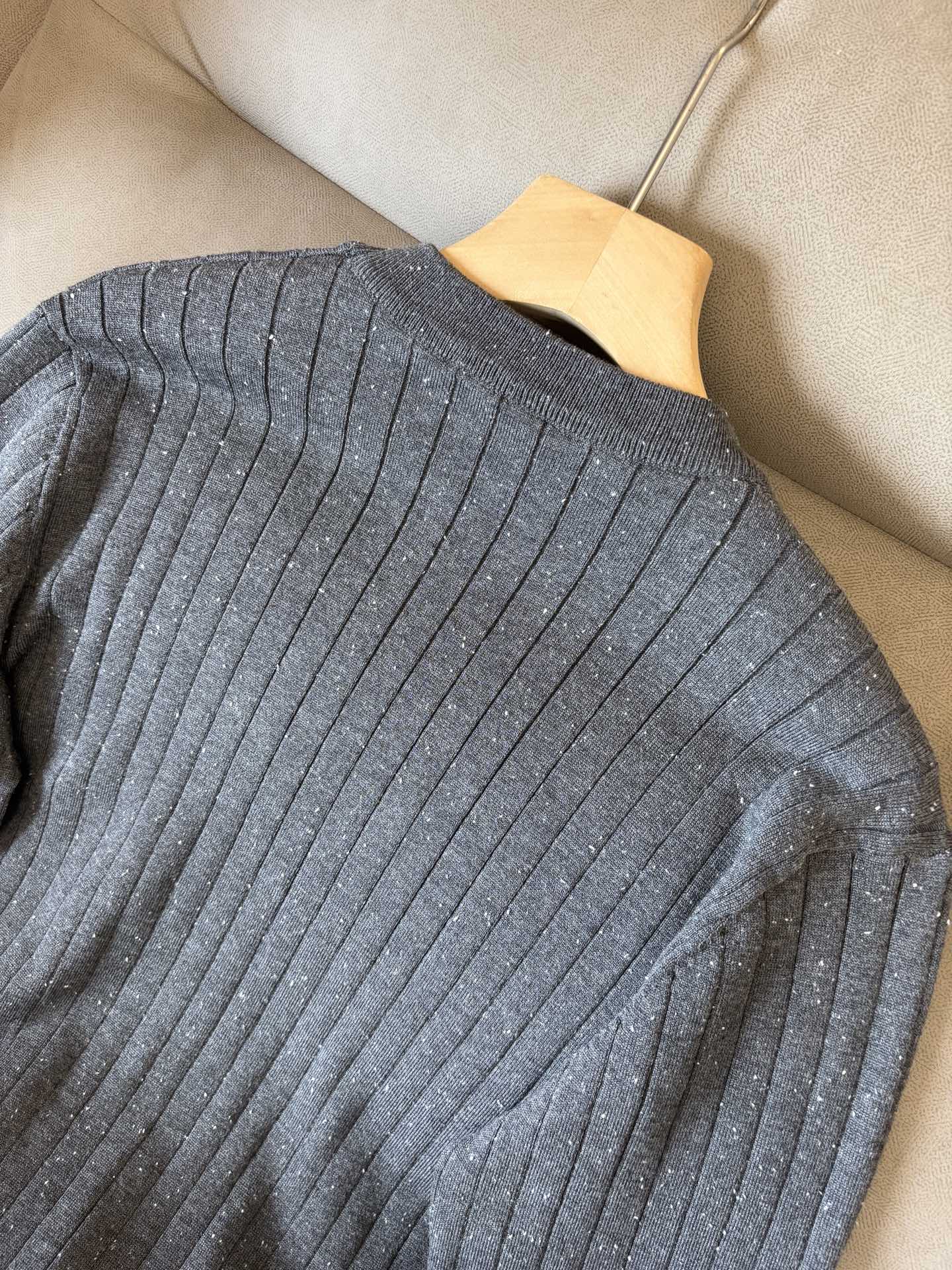 耗时王”菱形提花设计甄选超细优质纱线翻领短袖男士典藏款「耗时王」长袖针织奢雅工艺，触肤即高阶。

• 匠