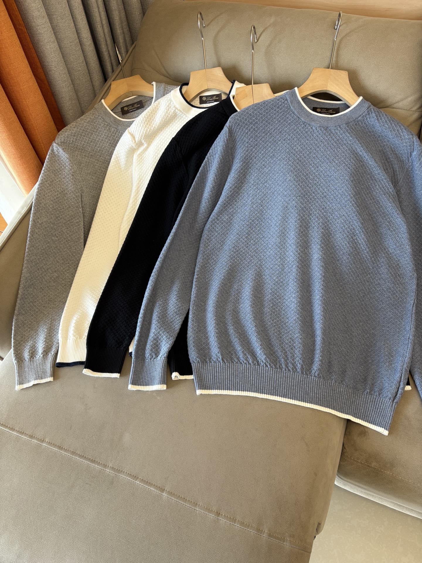 耗时王”菱形提花设计甄选超细优质纱线翻领短袖男士典藏款「耗时王」长袖针织奢雅工艺，触肤即高阶。

• 匠