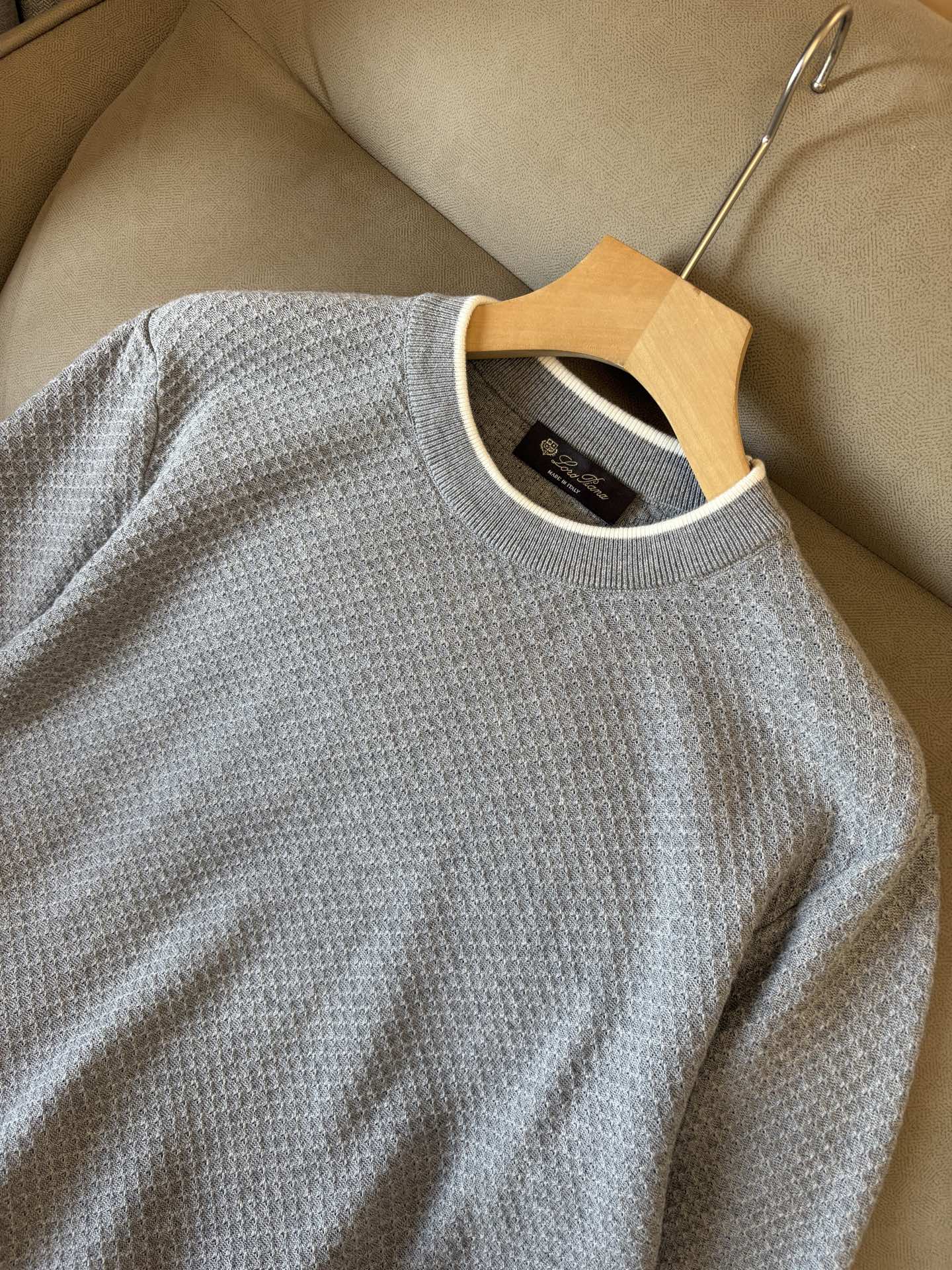 耗时王”菱形提花设计甄选超细优质纱线翻领短袖男士典藏款「耗时王」长袖针织奢雅工艺，触肤即高阶。

• 匠