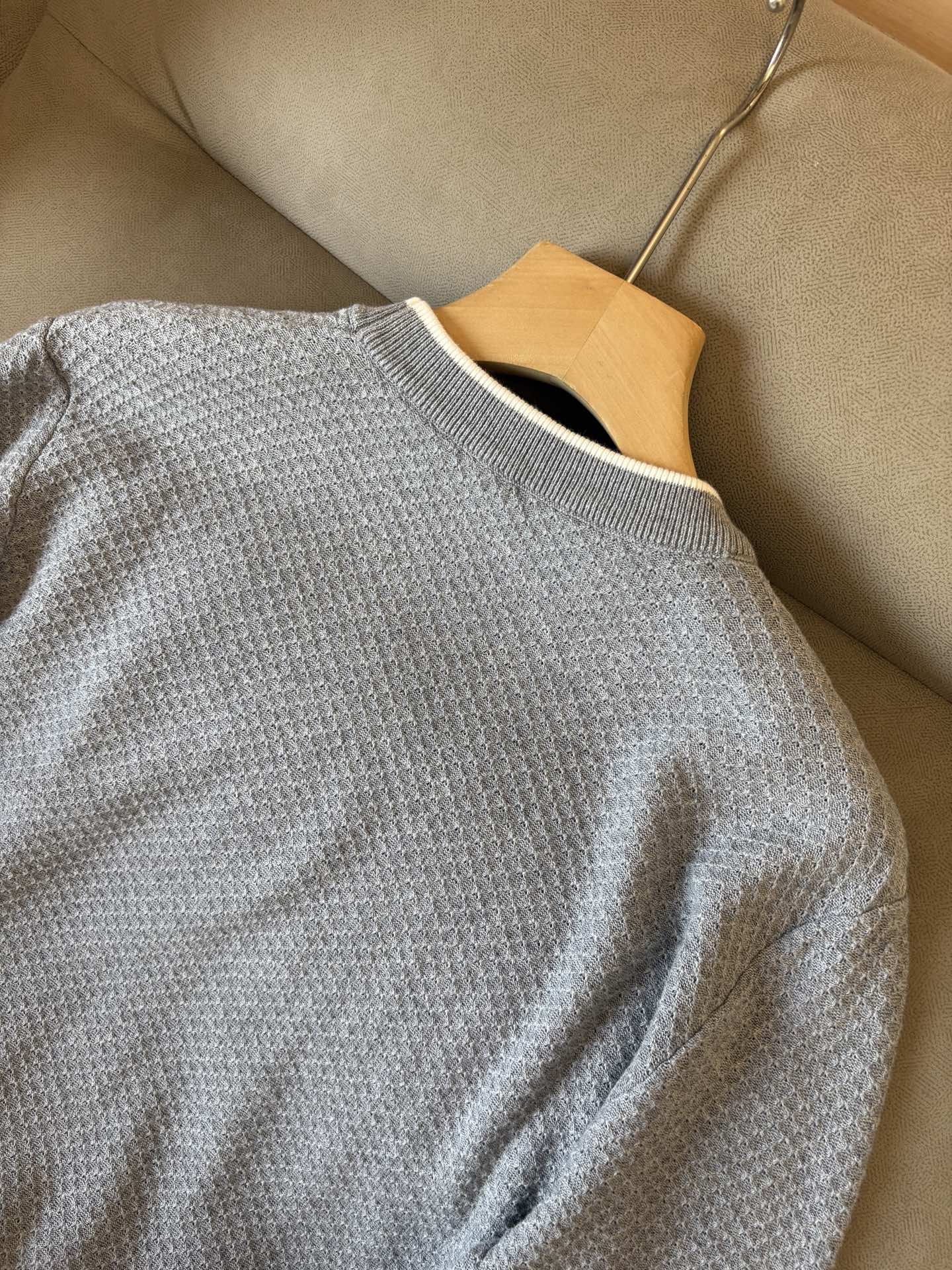 耗时王”菱形提花设计甄选超细优质纱线翻领短袖男士典藏款「耗时王」长袖针织奢雅工艺，触肤即高阶。

• 匠