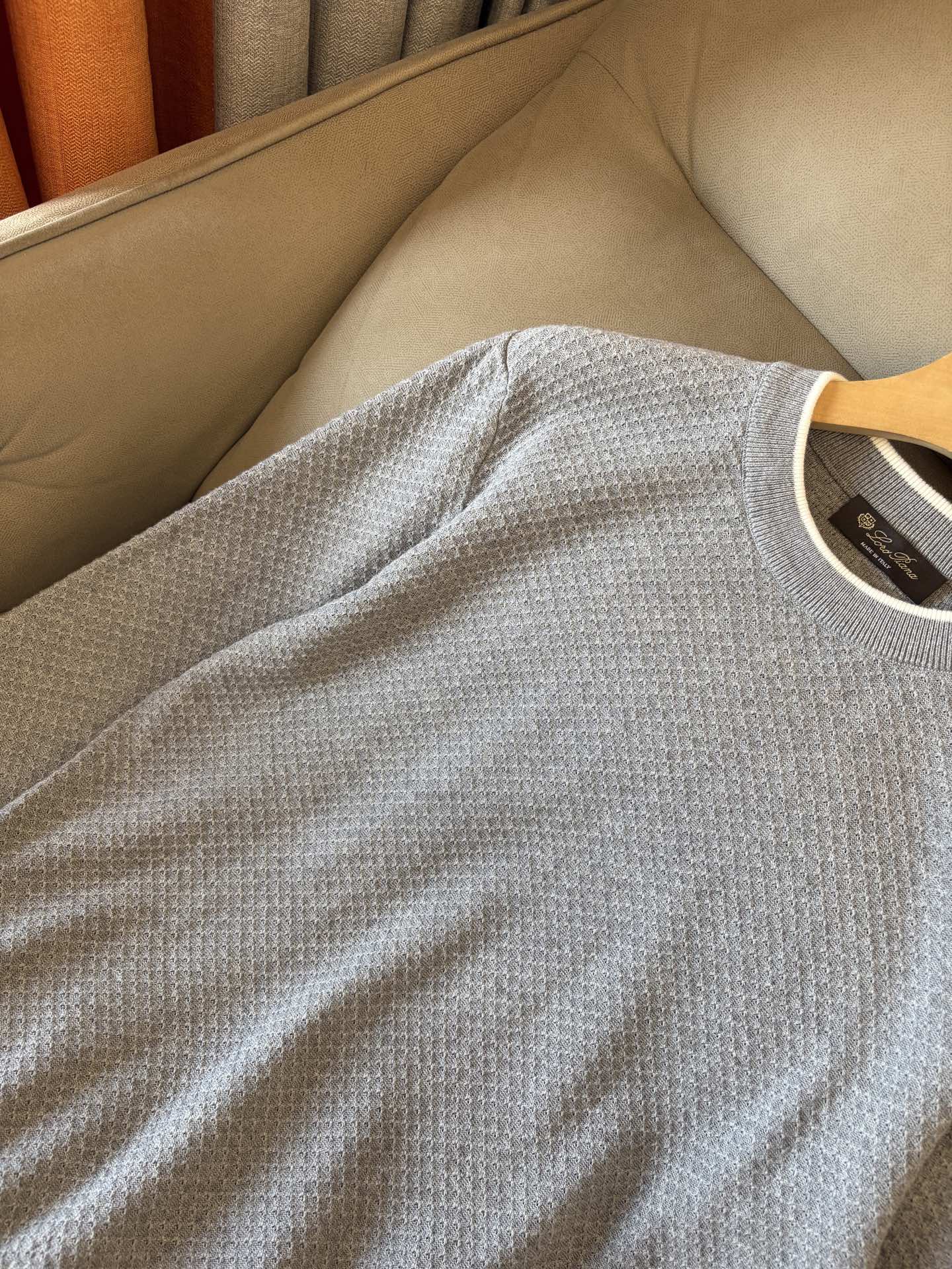 耗时王”菱形提花设计甄选超细优质纱线翻领短袖男士典藏款「耗时王」长袖针织奢雅工艺，触肤即高阶。

• 匠