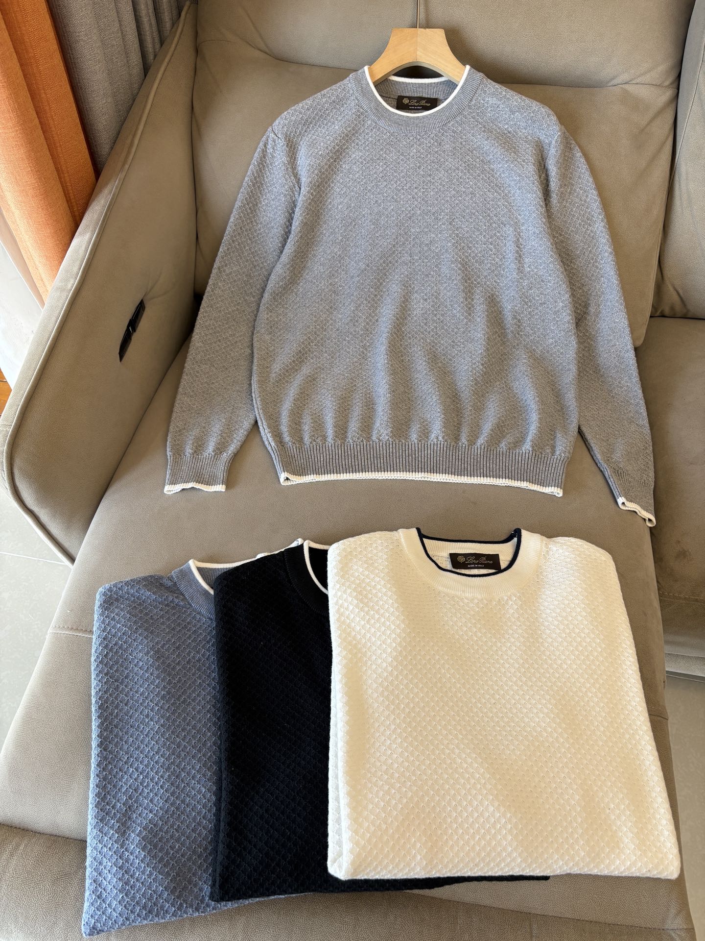 耗时王”菱形提花设计甄选超细优质纱线翻领短袖男士典藏款「耗时王」长袖针织奢雅工艺，触肤即高阶。

• 匠