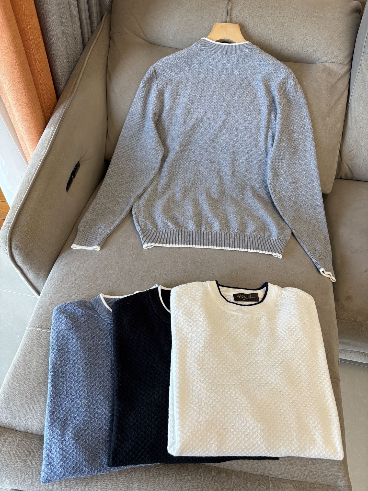 耗时王”菱形提花设计甄选超细优质纱线翻领短袖男士典藏款「耗时王」长袖针织奢雅工艺，触肤即高阶。

• 匠