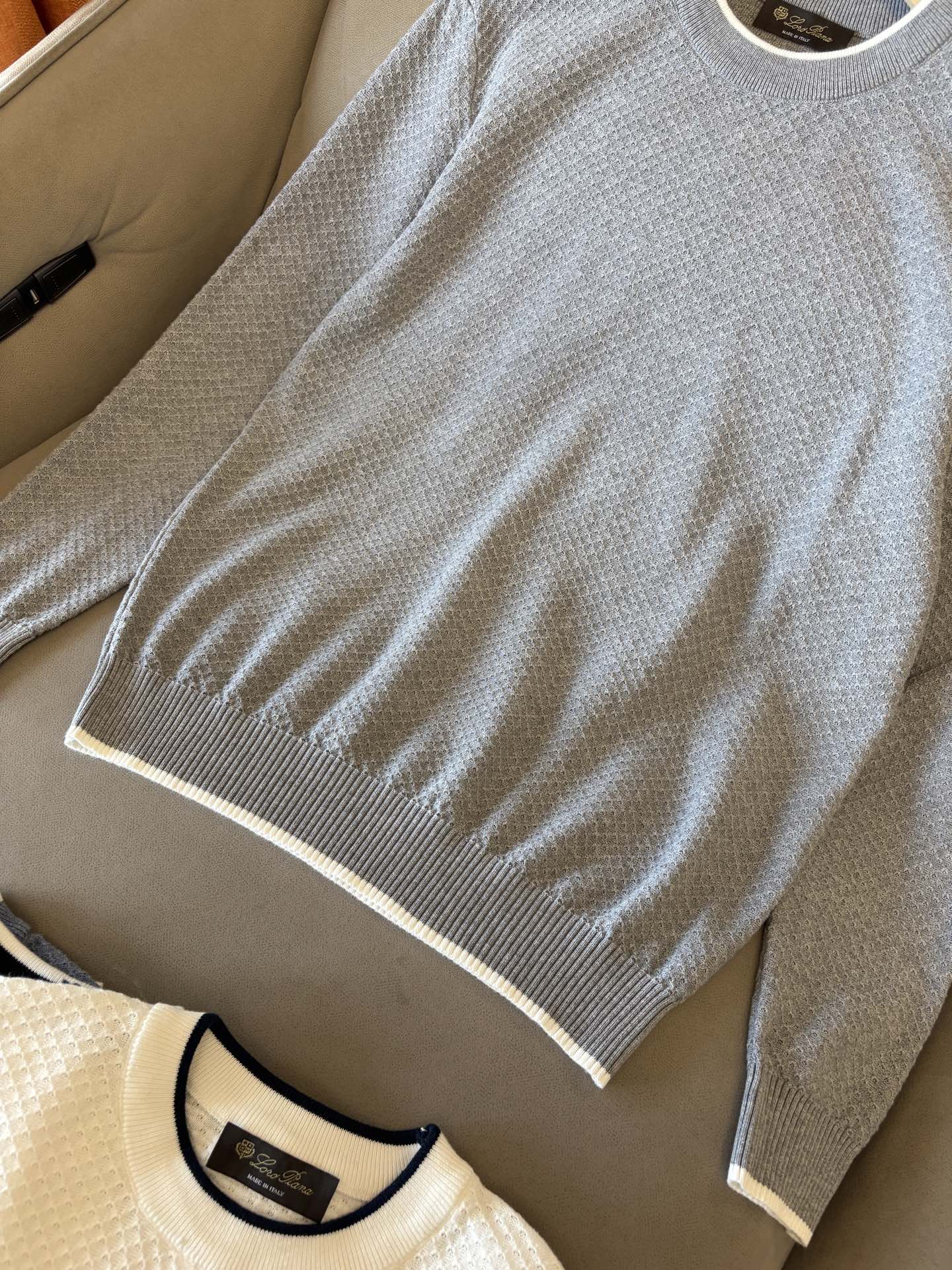 耗时王”菱形提花设计甄选超细优质纱线翻领短袖男士典藏款「耗时王」长袖针织奢雅工艺，触肤即高阶。

• 匠