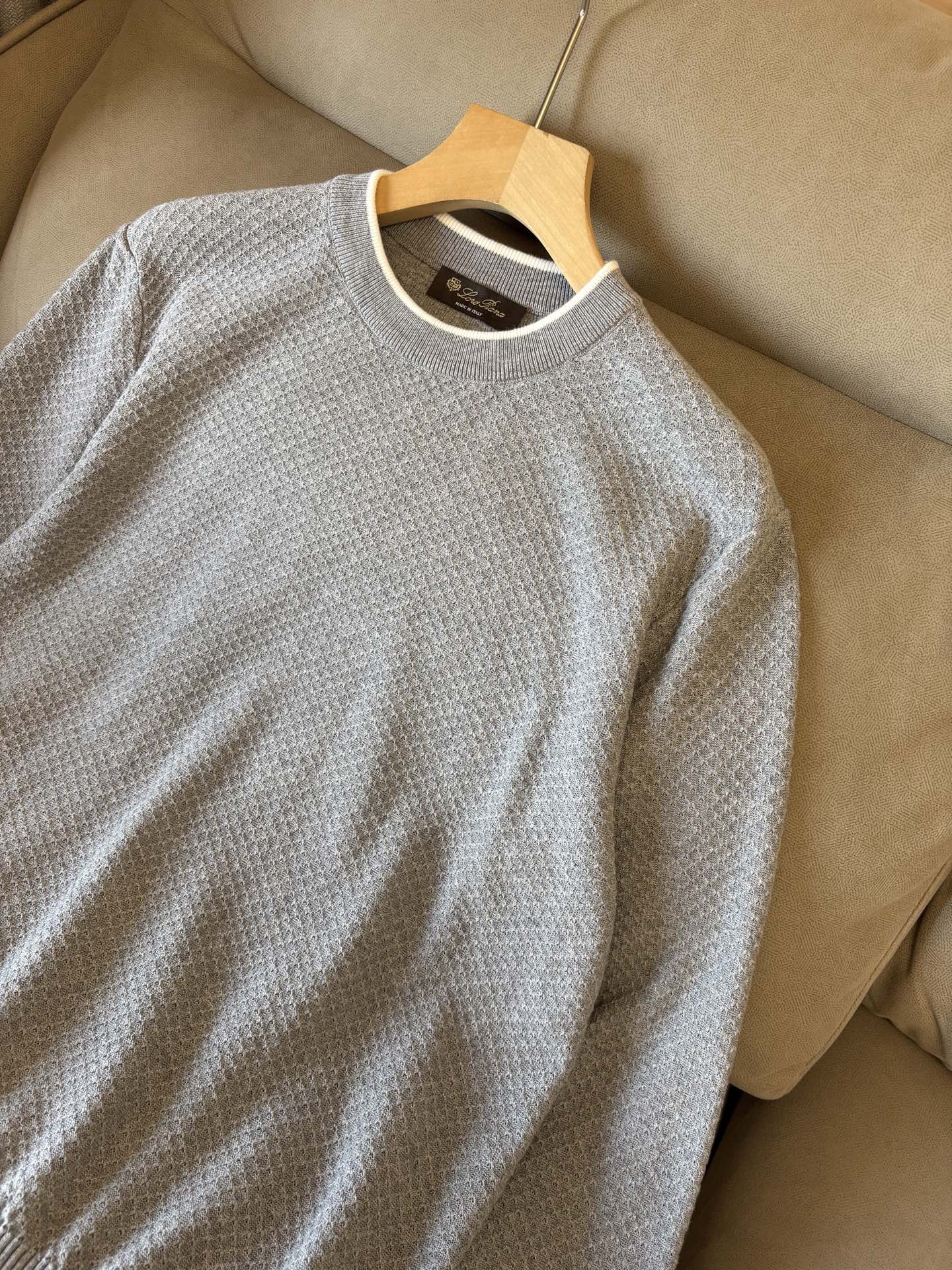 耗时王”菱形提花设计甄选超细优质纱线翻领短袖男士典藏款「耗时王」长袖针织奢雅工艺，触肤即高阶。

• 匠