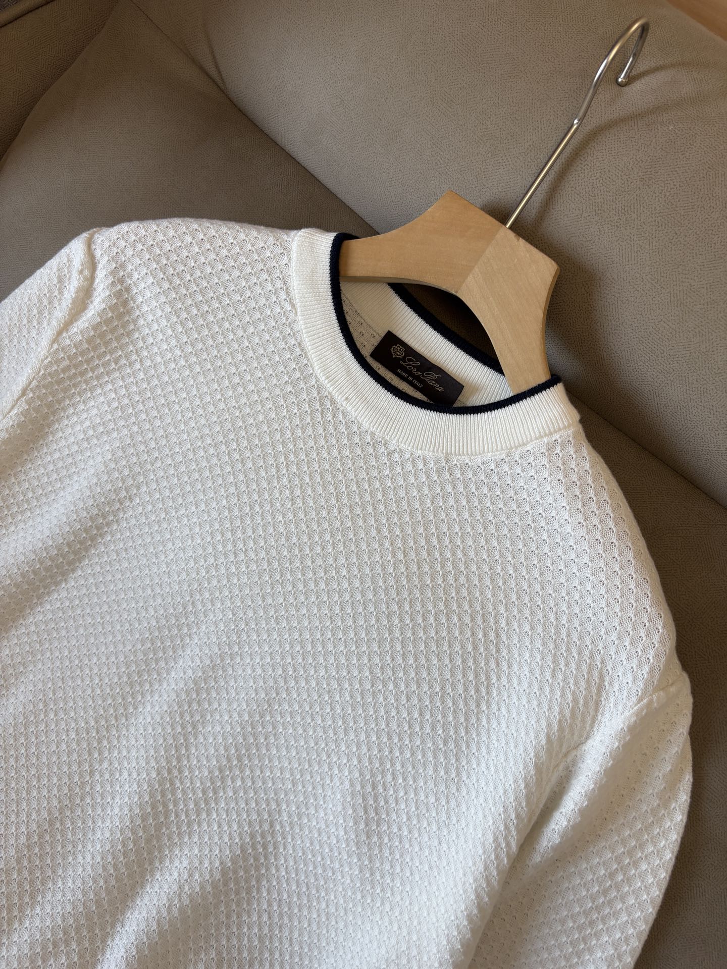 耗时王”菱形提花设计甄选超细优质纱线翻领短袖男士典藏款「耗时王」长袖针织奢雅工艺，触肤即高阶。

• 匠