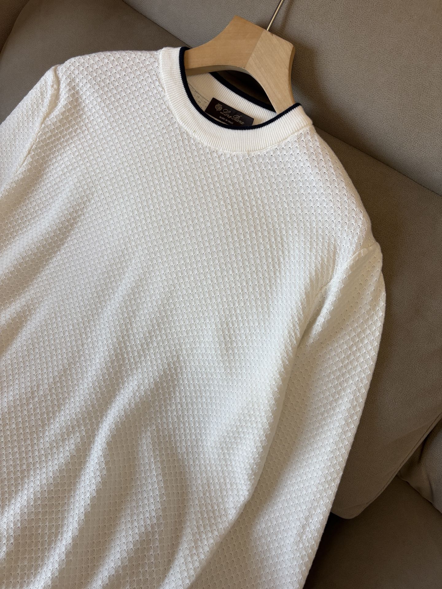 耗时王”菱形提花设计甄选超细优质纱线翻领短袖男士典藏款「耗时王」长袖针织奢雅工艺，触肤即高阶。

• 匠