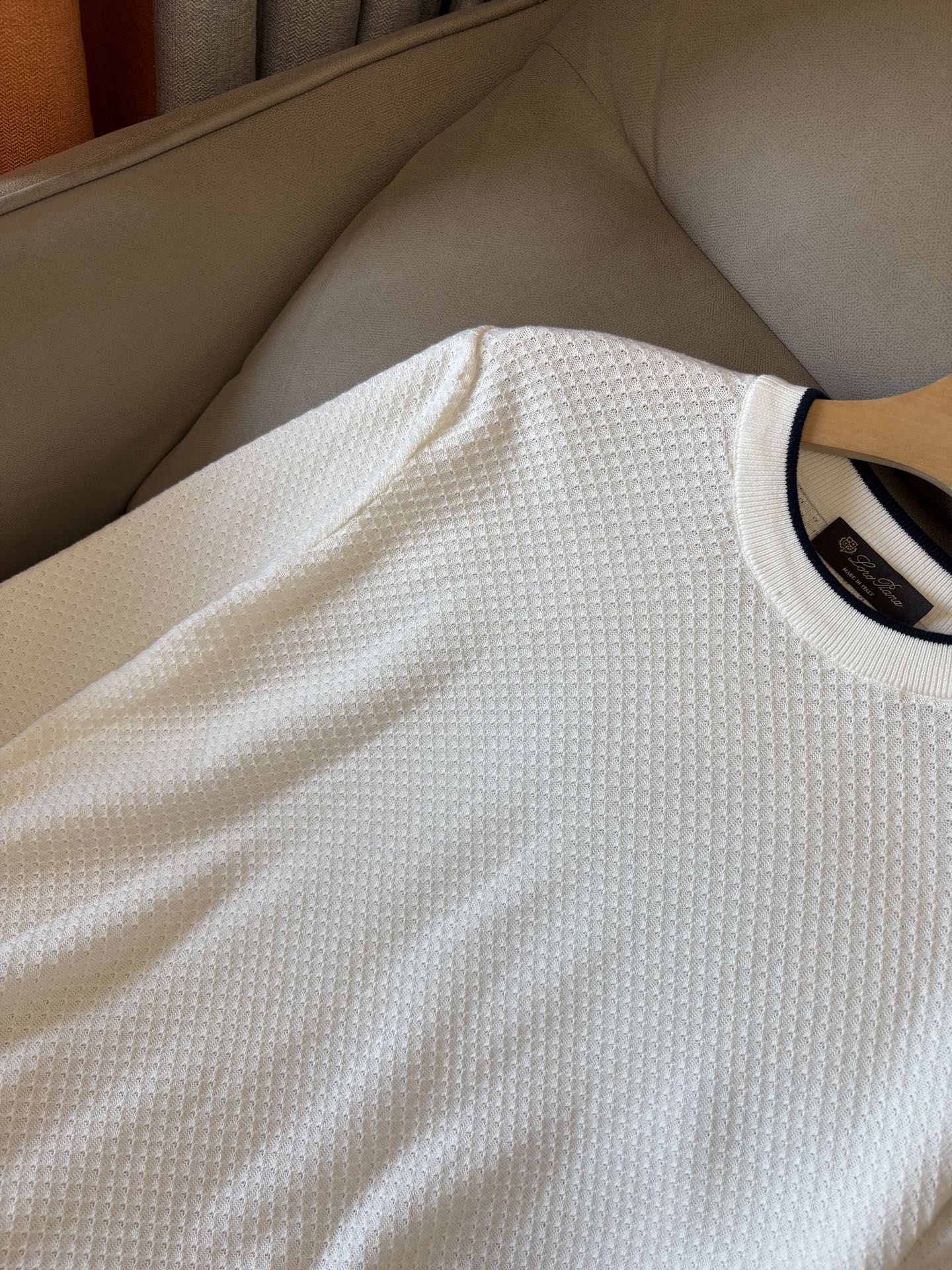 耗时王”菱形提花设计甄选超细优质纱线翻领短袖男士典藏款「耗时王」长袖针织奢雅工艺，触肤即高阶。

• 匠