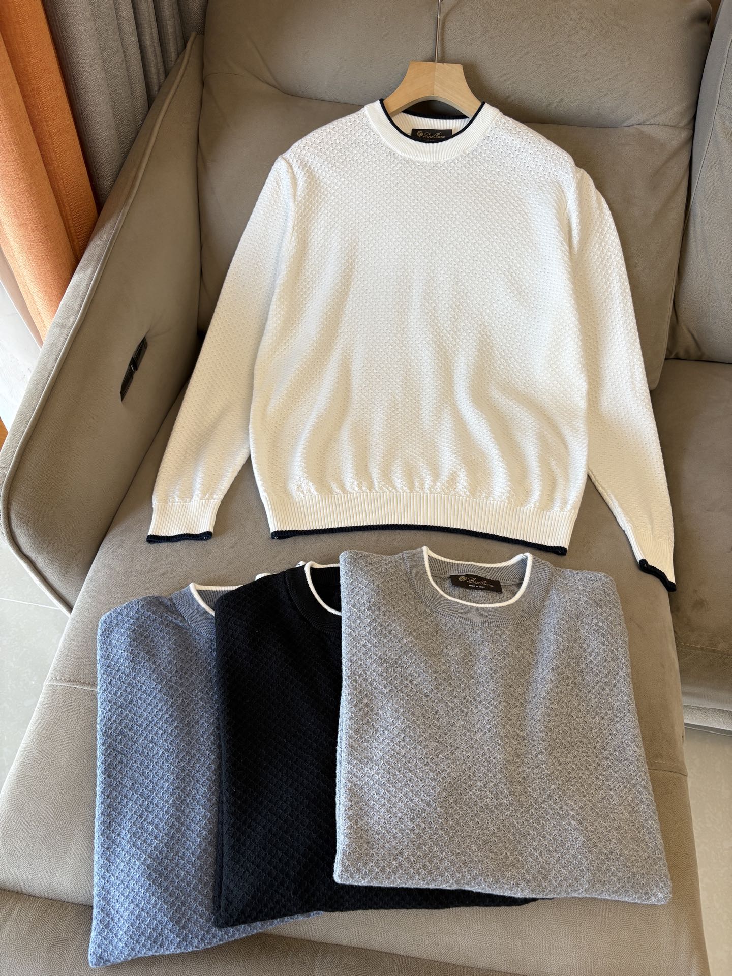 耗时王”菱形提花设计甄选超细优质纱线翻领短袖男士典藏款「耗时王」长袖针织奢雅工艺，触肤即高阶。

• 匠