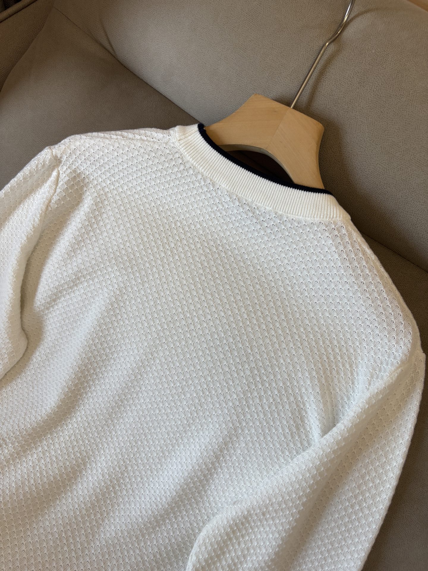 耗时王”菱形提花设计甄选超细优质纱线翻领短袖男士典藏款「耗时王」长袖针织奢雅工艺，触肤即高阶。

• 匠