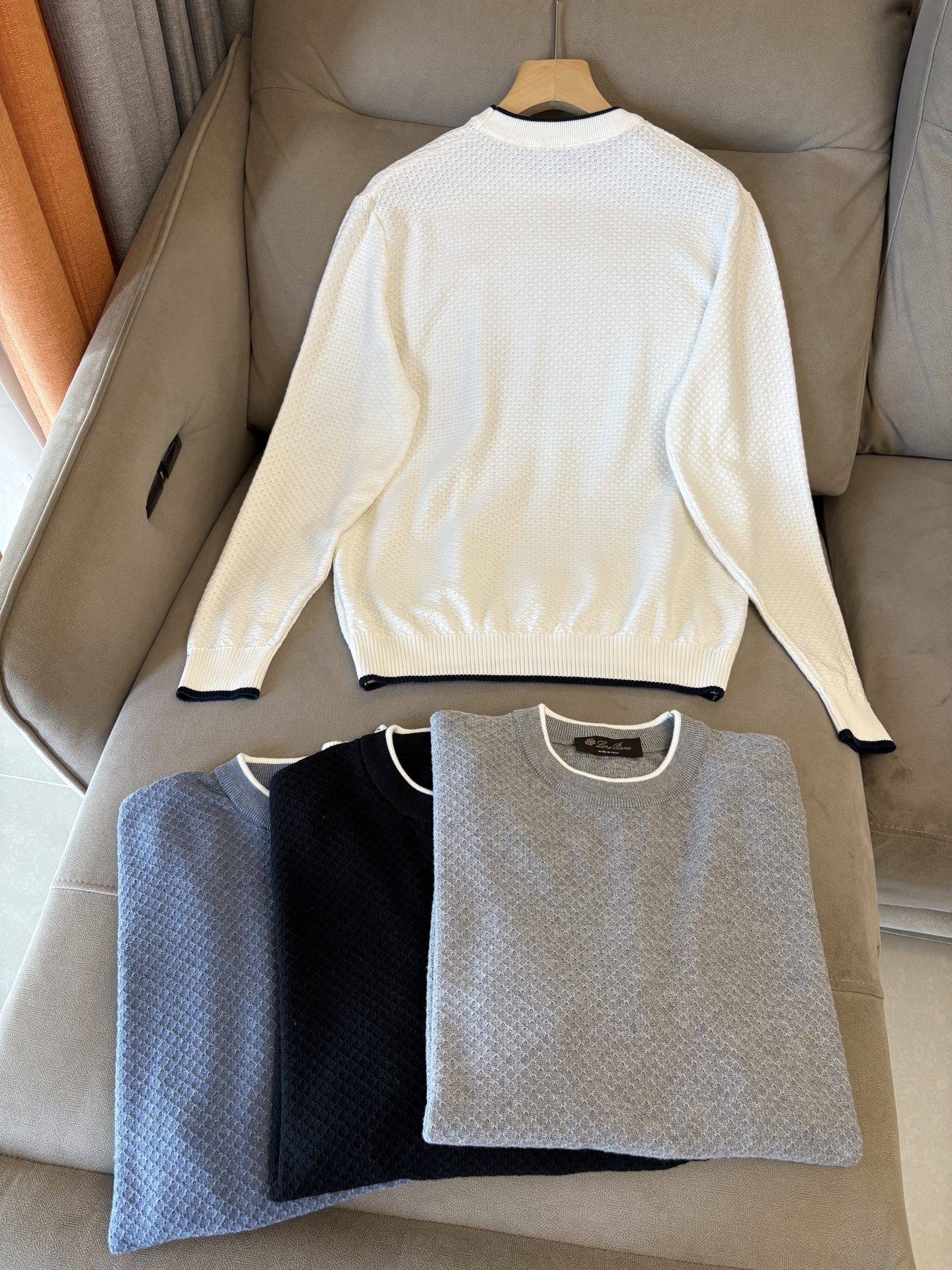 耗时王”菱形提花设计甄选超细优质纱线翻领短袖男士典藏款「耗时王」长袖针织奢雅工艺，触肤即高阶。

• 匠