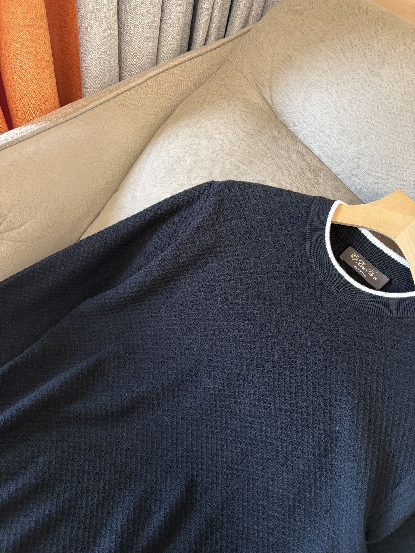 耗时王”菱形提花设计甄选超细优质纱线翻领短袖男士典藏款「耗时王」长袖针织奢雅工艺，触肤即高阶。

• 匠