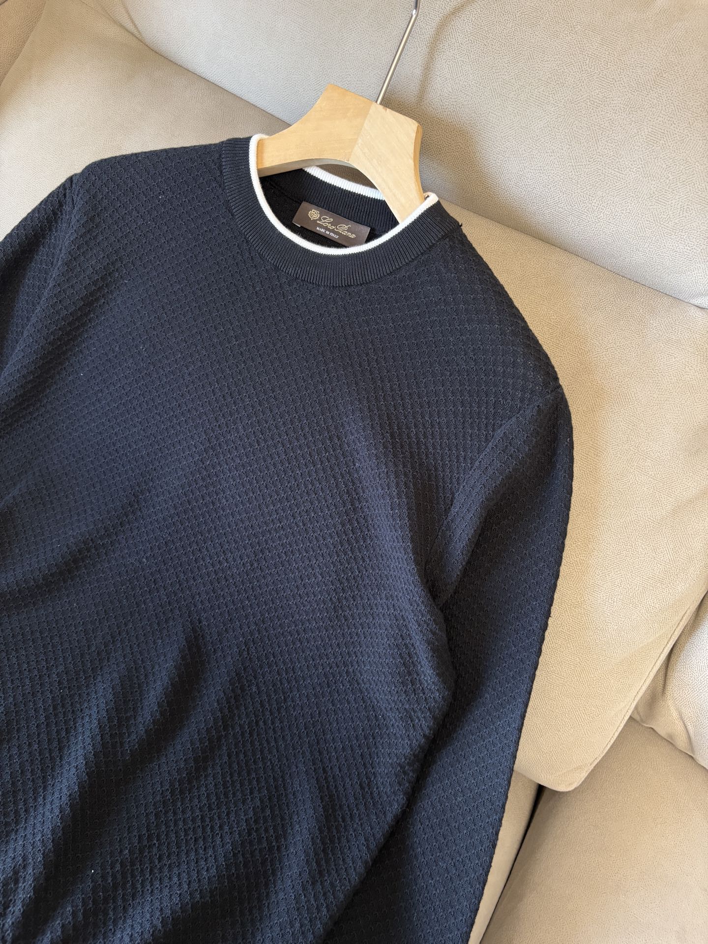 耗时王”菱形提花设计甄选超细优质纱线翻领短袖男士典藏款「耗时王」长袖针织奢雅工艺，触肤即高阶。

• 匠