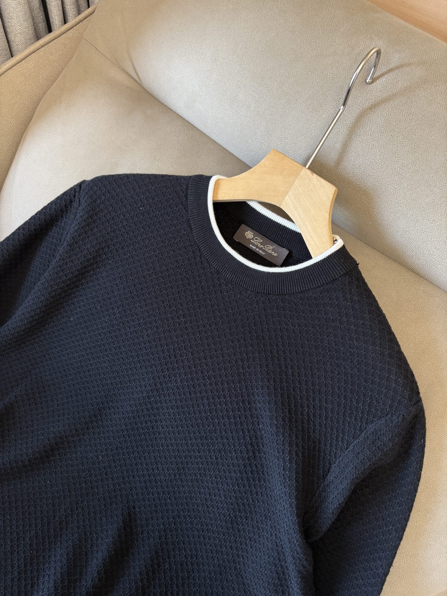 耗时王”菱形提花设计甄选超细优质纱线翻领短袖男士典藏款「耗时王」长袖针织奢雅工艺，触肤即高阶。

• 匠