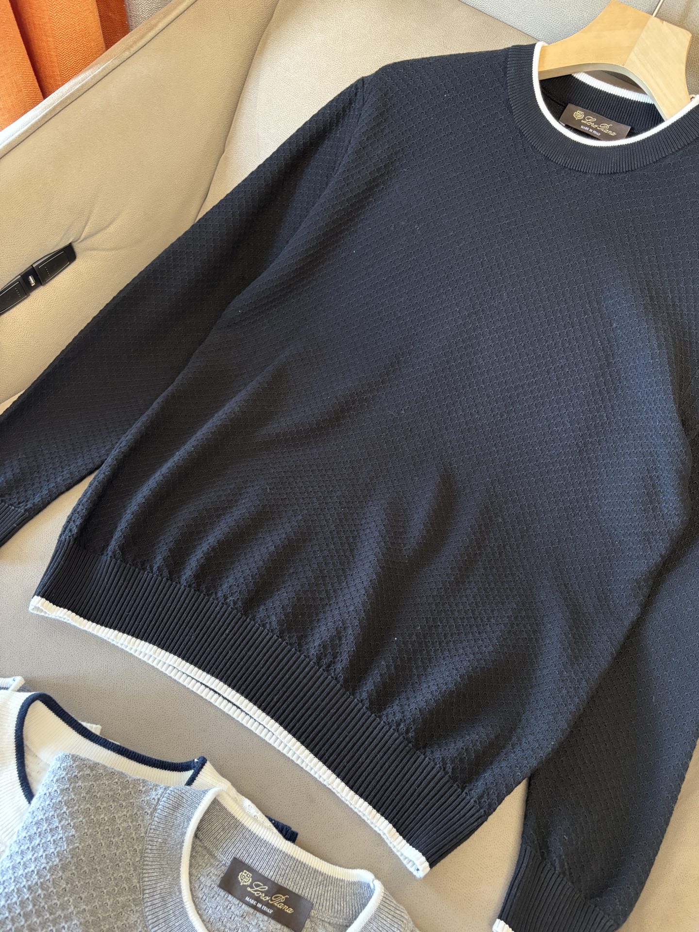 耗时王”菱形提花设计甄选超细优质纱线翻领短袖男士典藏款「耗时王」长袖针织奢雅工艺，触肤即高阶。

• 匠