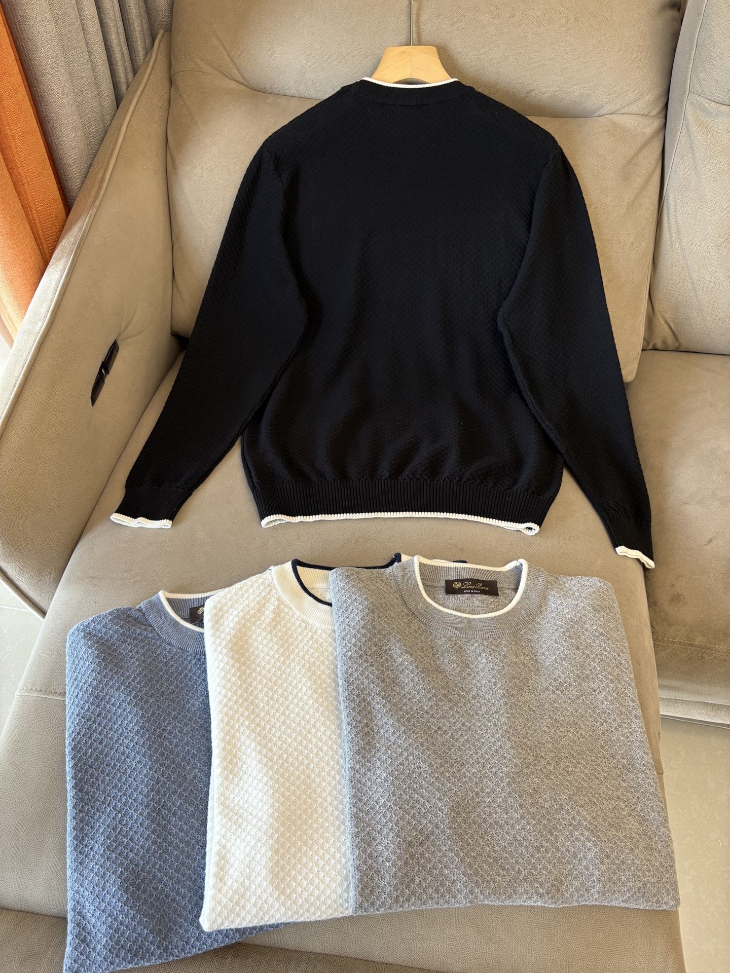 耗时王”菱形提花设计甄选超细优质纱线翻领短袖男士典藏款「耗时王」长袖针织奢雅工艺，触肤即高阶。

• 匠