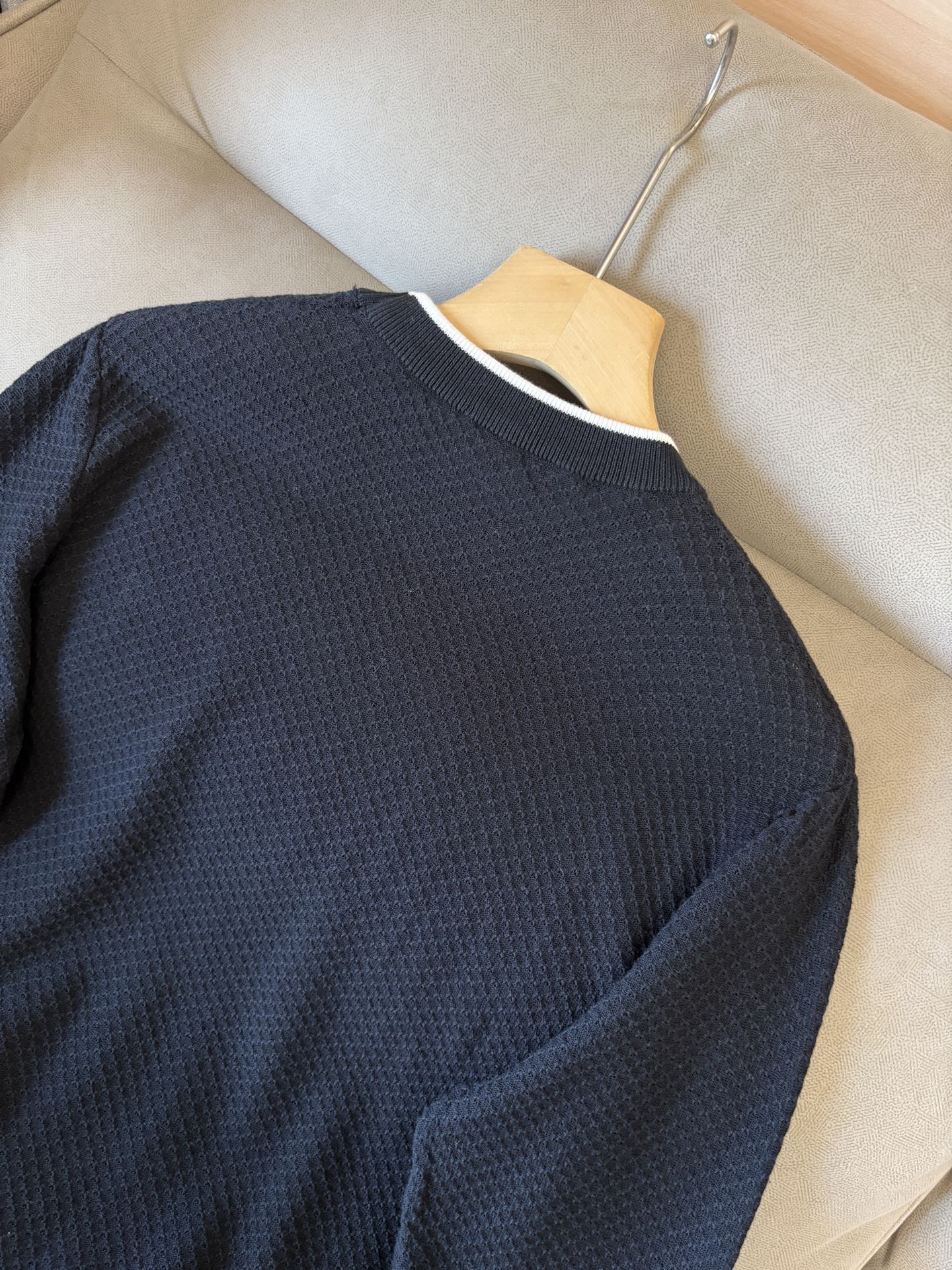 耗时王”菱形提花设计甄选超细优质纱线翻领短袖男士典藏款「耗时王」长袖针织奢雅工艺，触肤即高阶。

• 匠