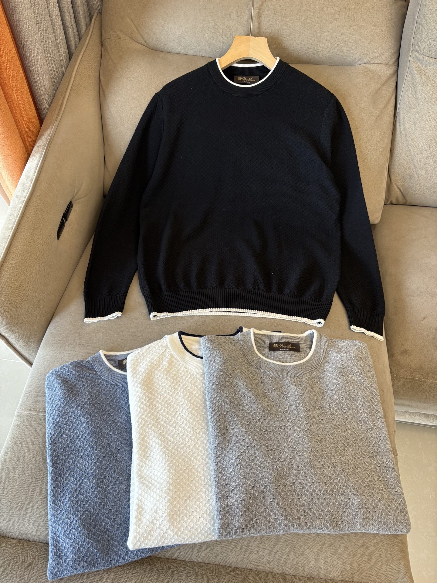 耗时王”菱形提花设计甄选超细优质纱线翻领短袖男士典藏款「耗时王」长袖针织奢雅工艺，触肤即高阶。

• 匠