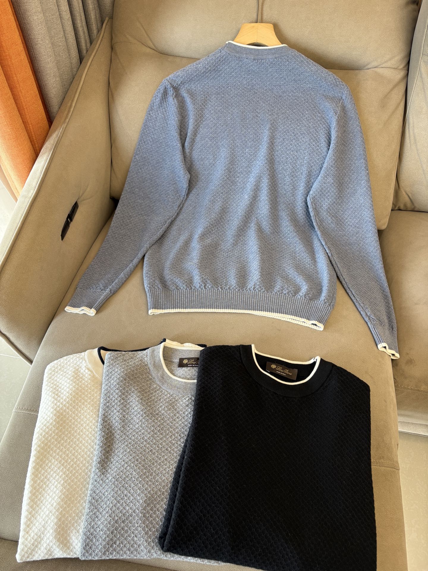 耗时王”菱形提花设计甄选超细优质纱线翻领短袖男士典藏款「耗时王」长袖针织奢雅工艺，触肤即高阶。

• 匠