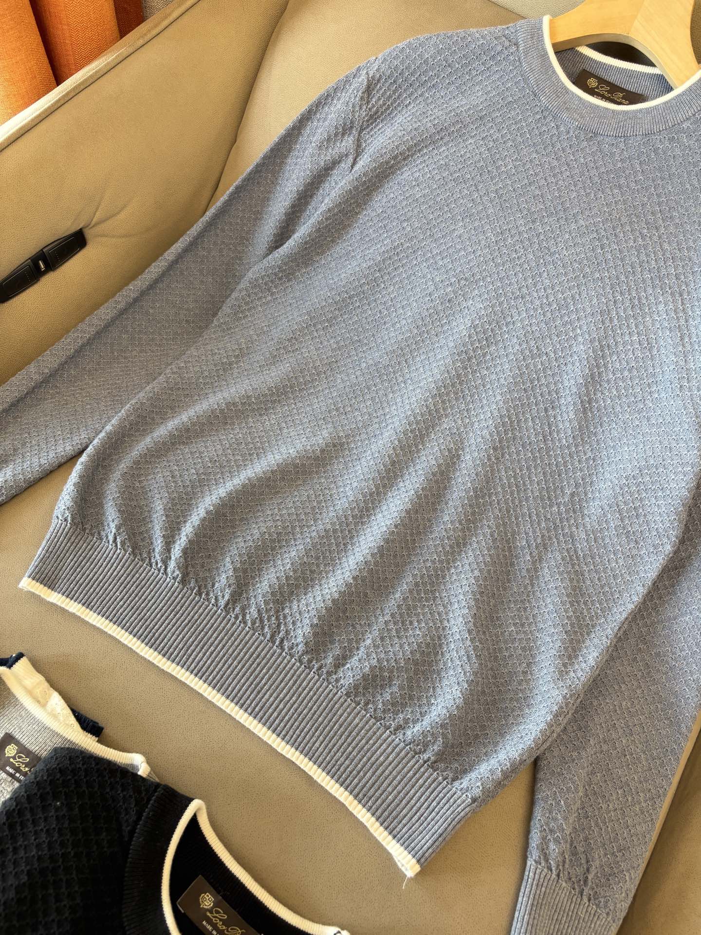 耗时王”菱形提花设计甄选超细优质纱线翻领短袖男士典藏款「耗时王」长袖针织奢雅工艺，触肤即高阶。

• 匠