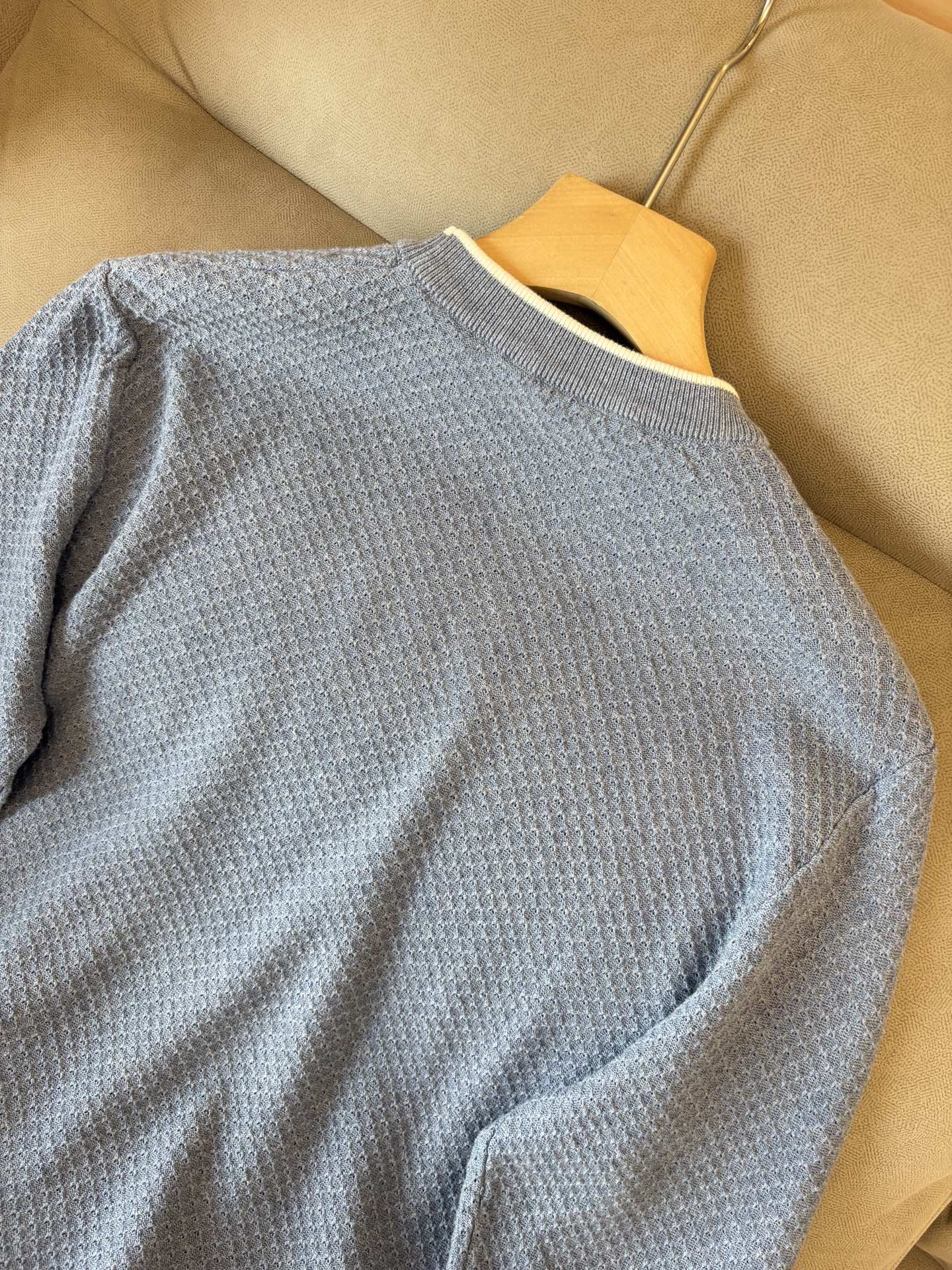 耗时王”菱形提花设计甄选超细优质纱线翻领短袖男士典藏款「耗时王」长袖针织奢雅工艺，触肤即高阶。

• 匠